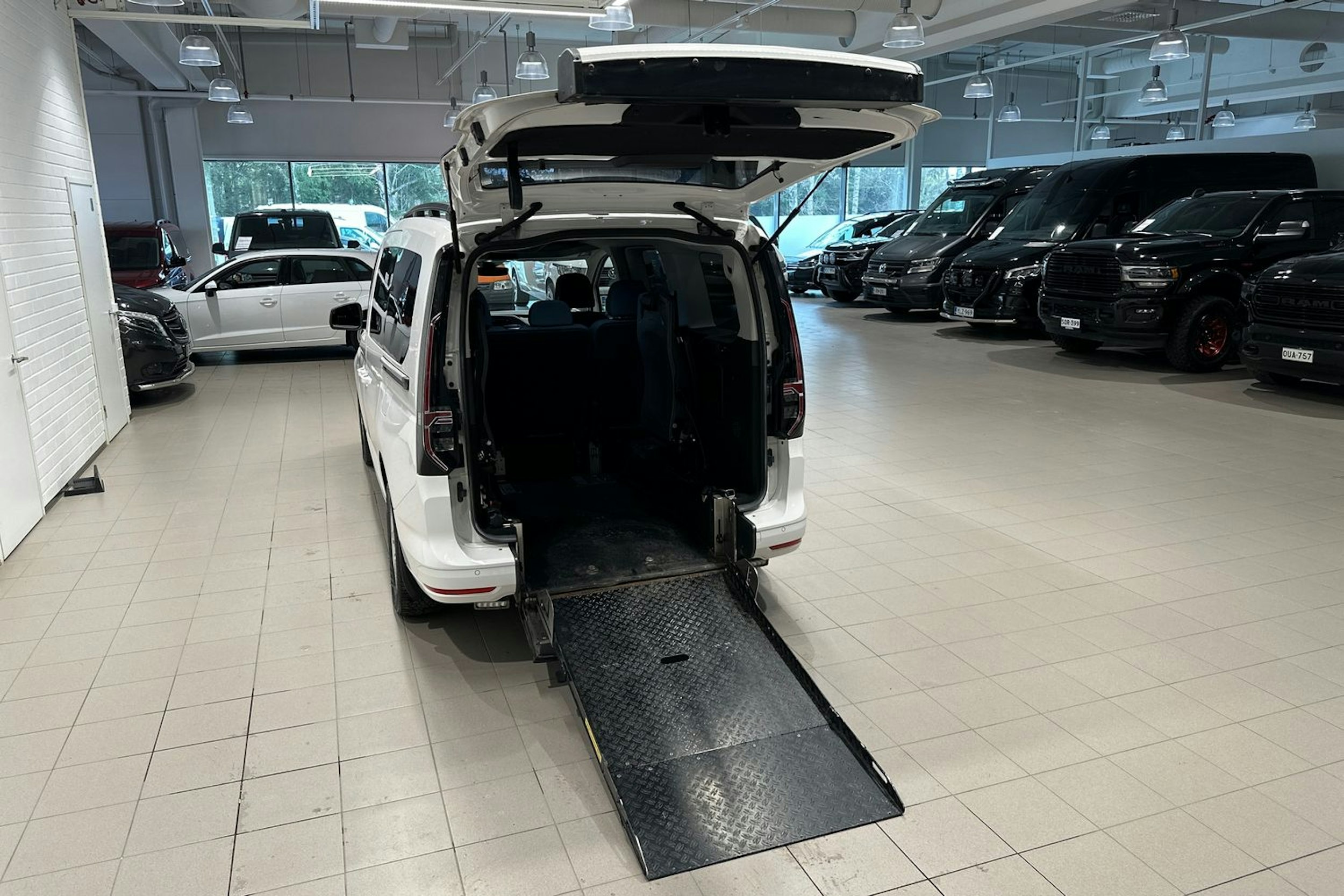 valkoinen Volkswagen Caddy Maxi 2023 kuva 27.