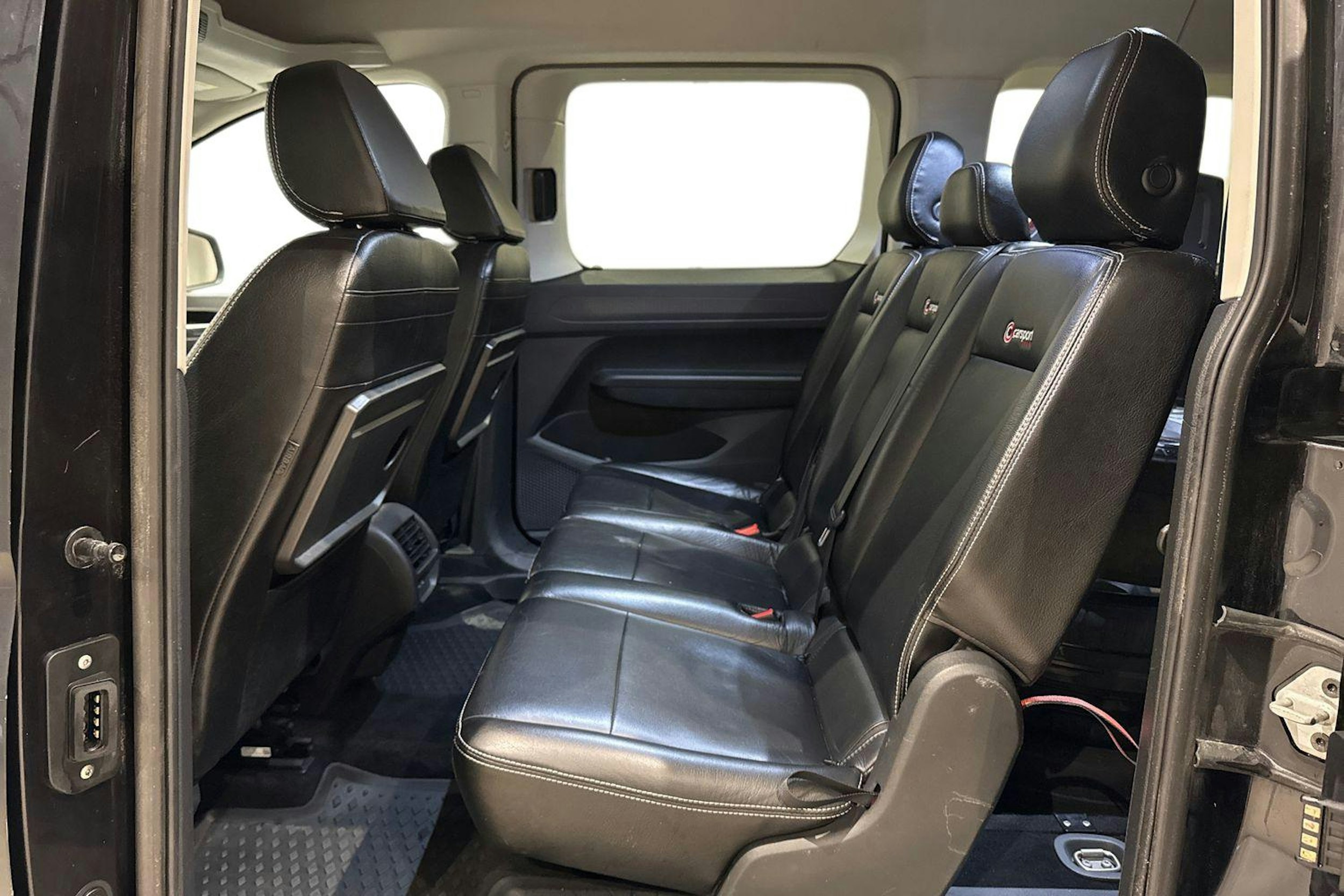 musta Volkswagen Caddy Maxi 2023 kuva 10.