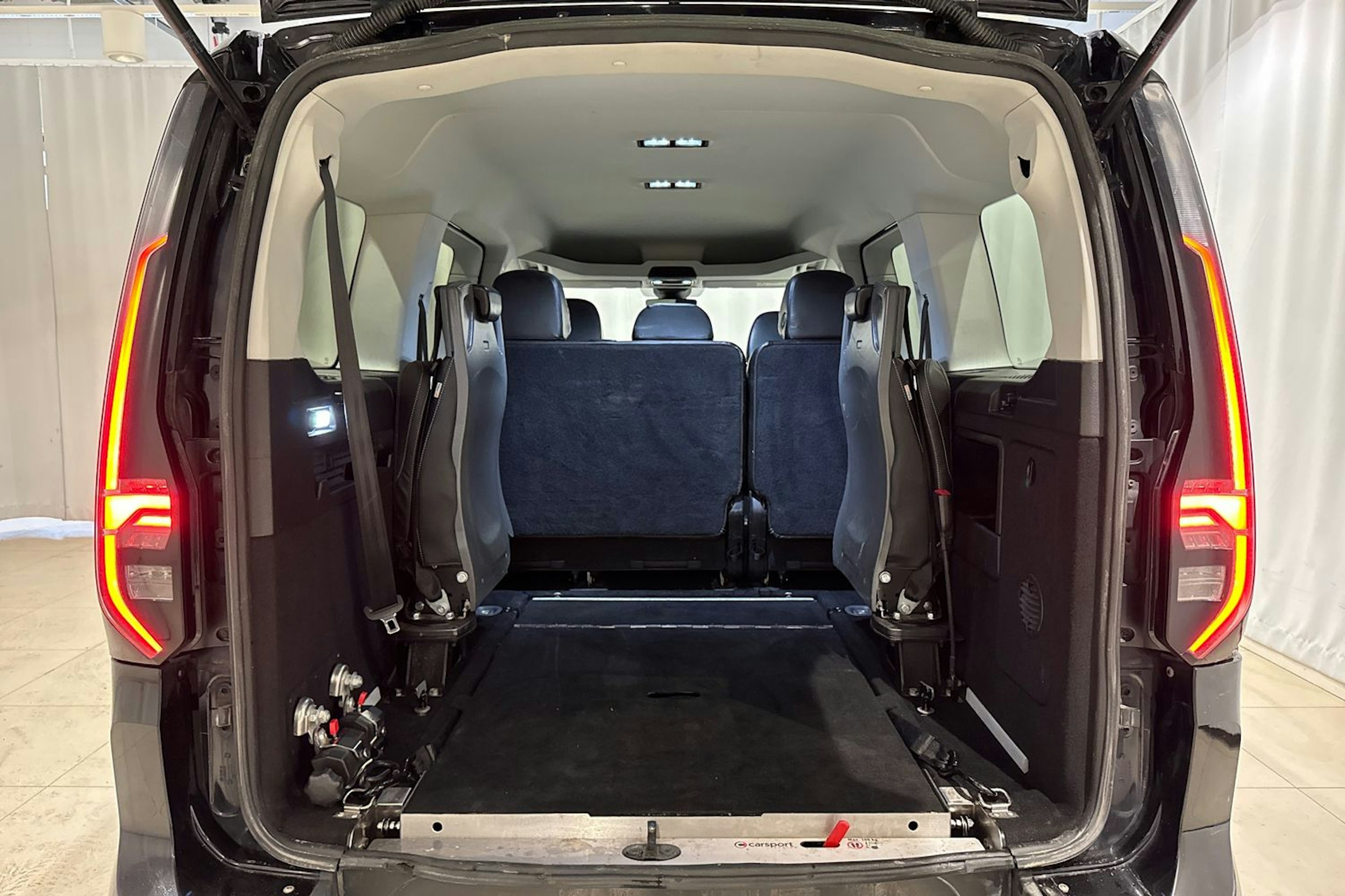 musta Volkswagen Caddy Maxi 2023 kuva 15.