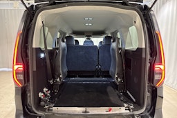 musta Volkswagen Caddy Maxi 2023 kuva 15.