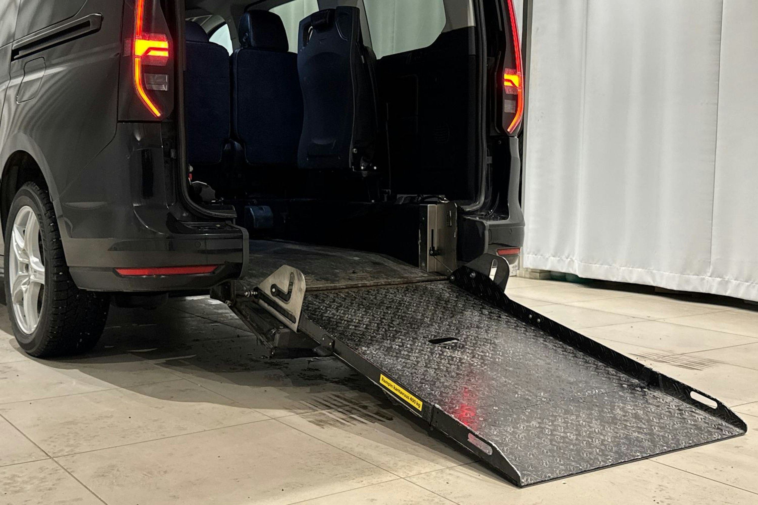 musta Volkswagen Caddy Maxi 2023 kuva 16.