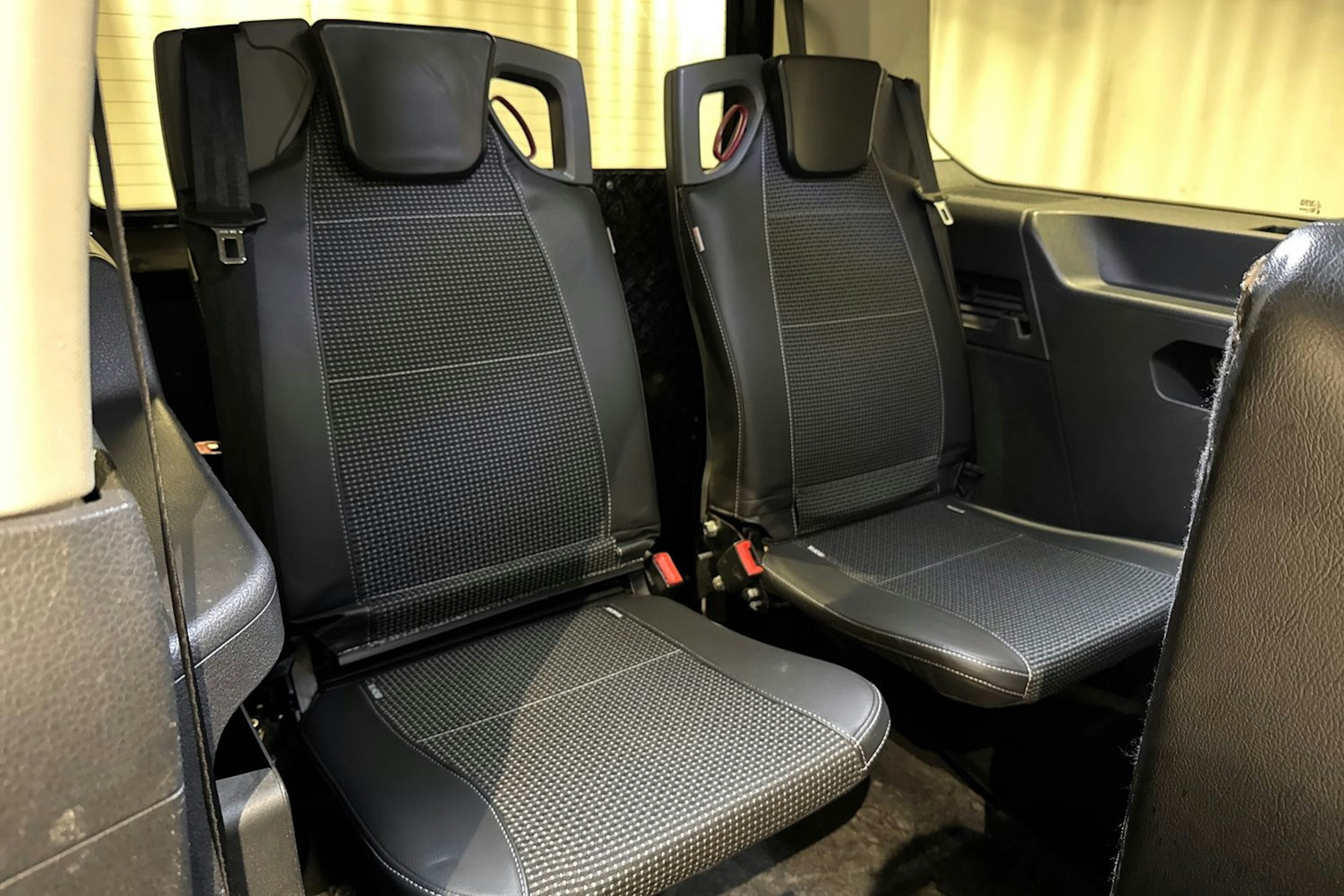 musta Volkswagen Caddy Maxi 2023 kuva 17.