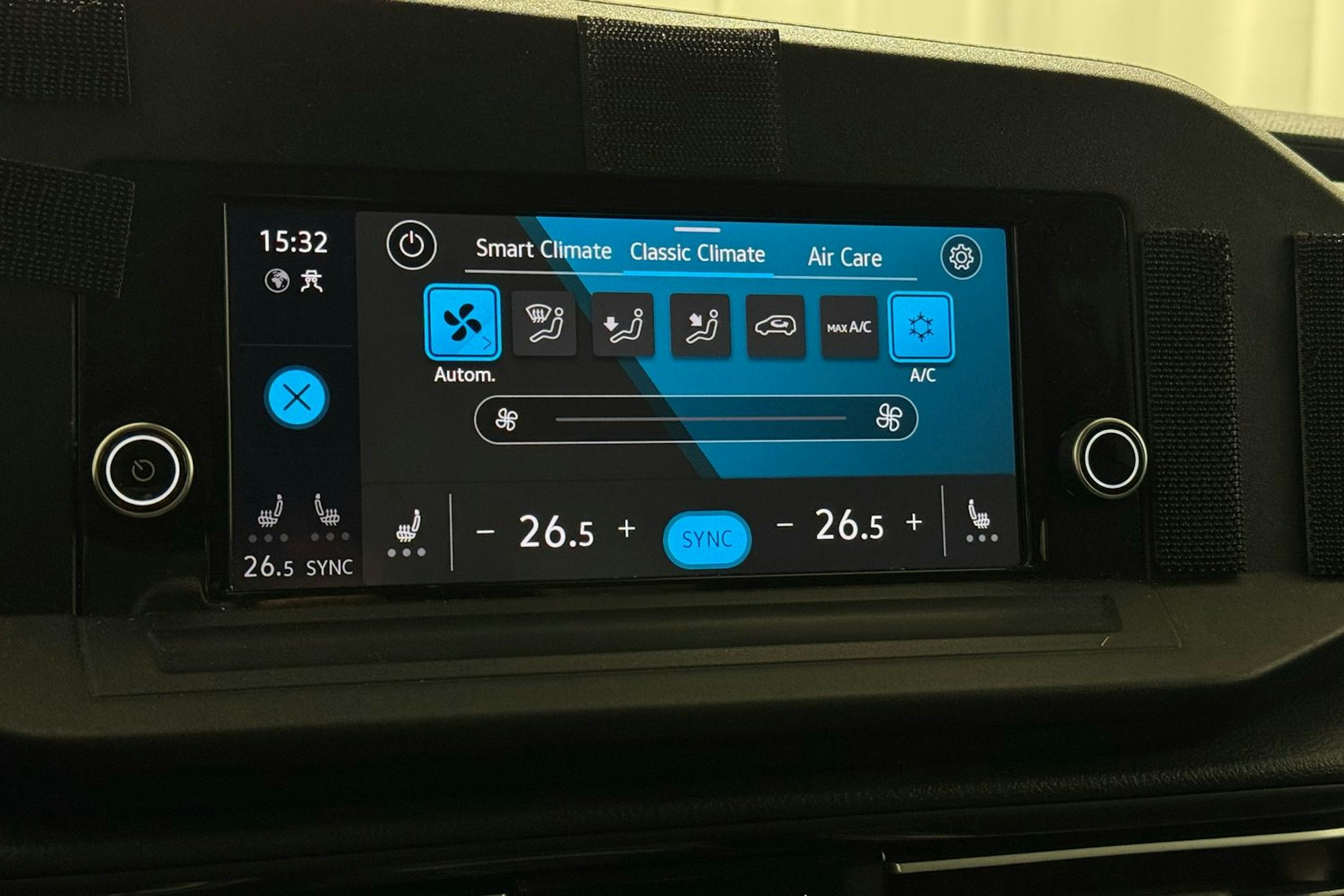 musta Volkswagen Caddy Maxi 2023 kuva 24.