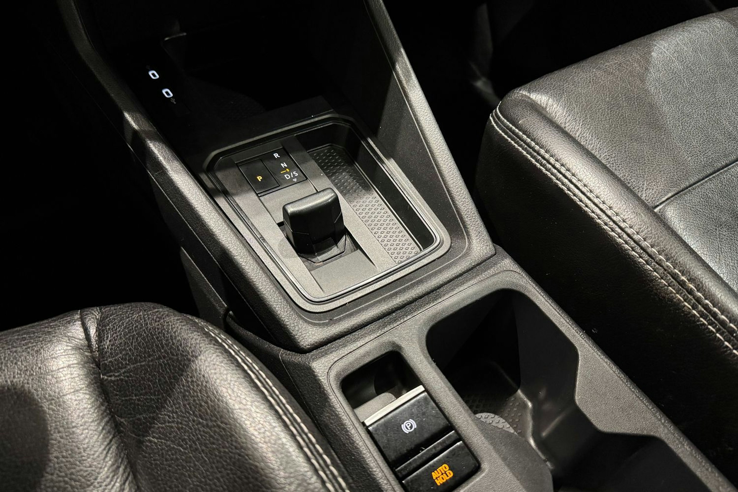 musta Volkswagen Caddy Maxi 2023 kuva 27.