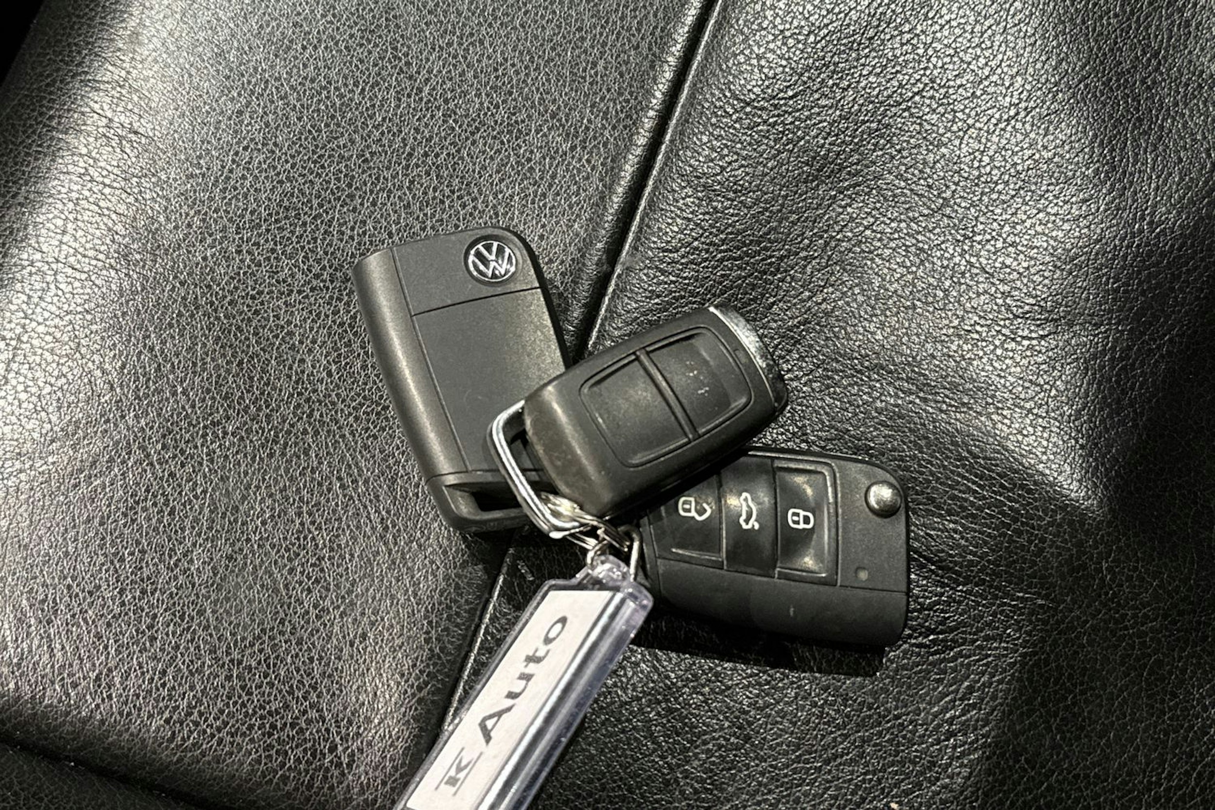 musta Volkswagen Caddy Maxi 2023 kuva 28.