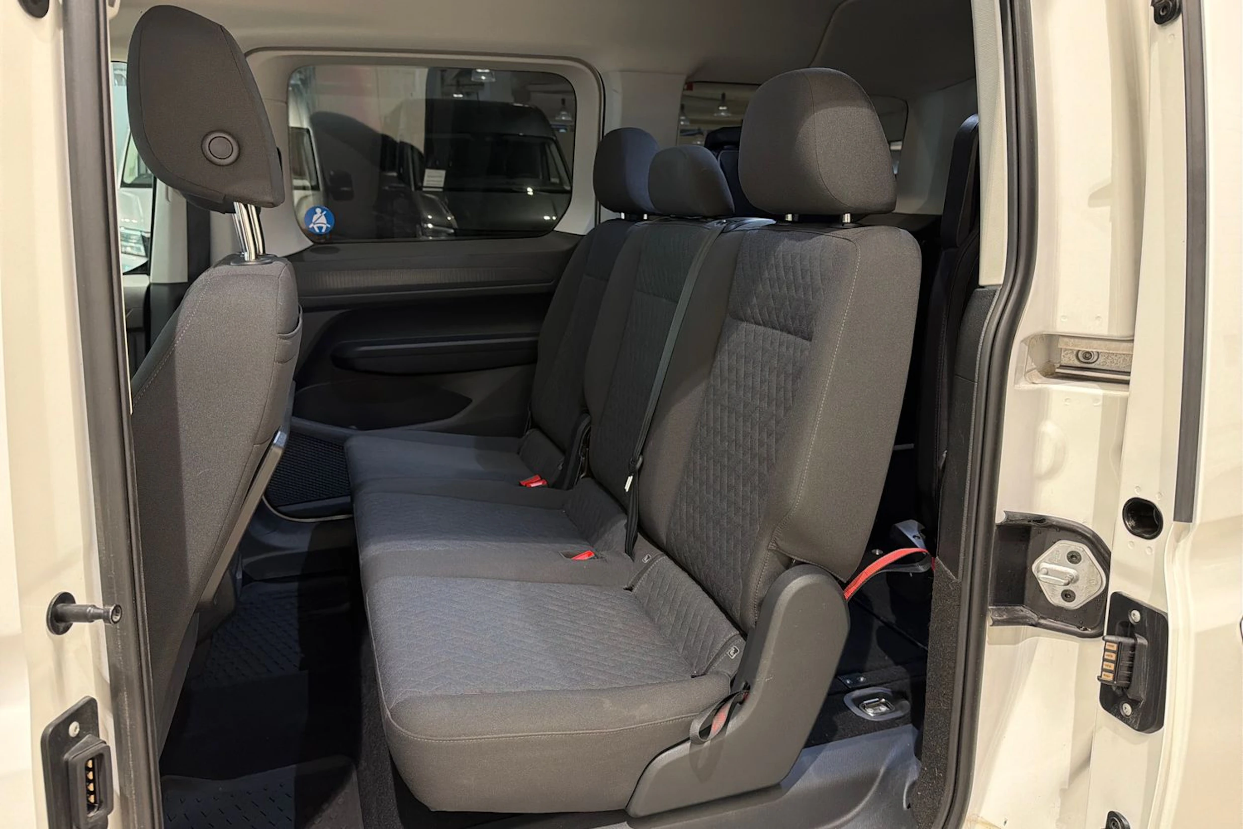 valkoinen Volkswagen Caddy Maxi 2024 kuva 15.