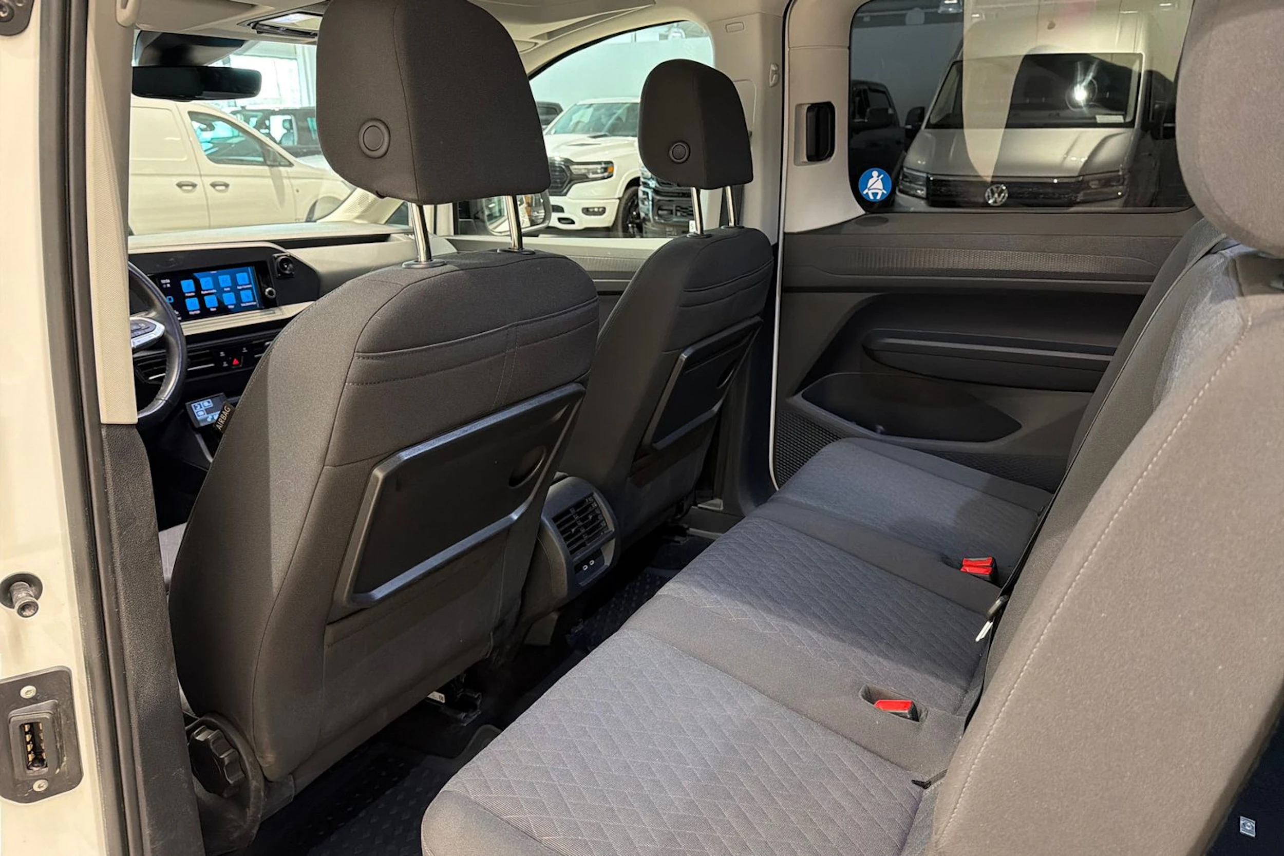 valkoinen Volkswagen Caddy Maxi 2024 kuva 16.
