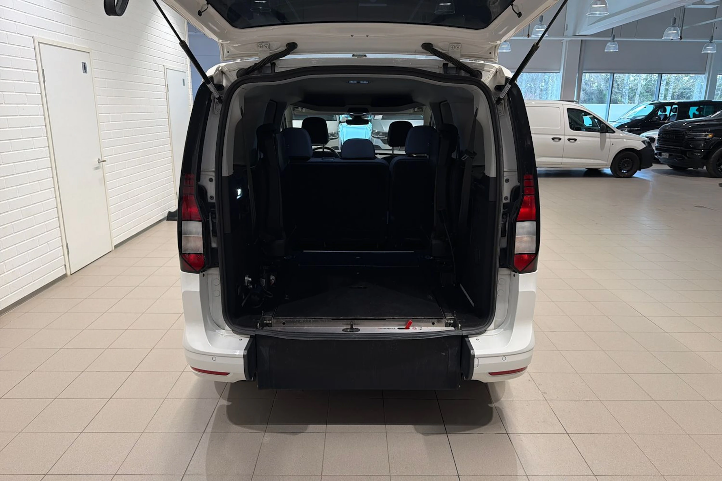 valkoinen Volkswagen Caddy Maxi 2024 kuva 31.