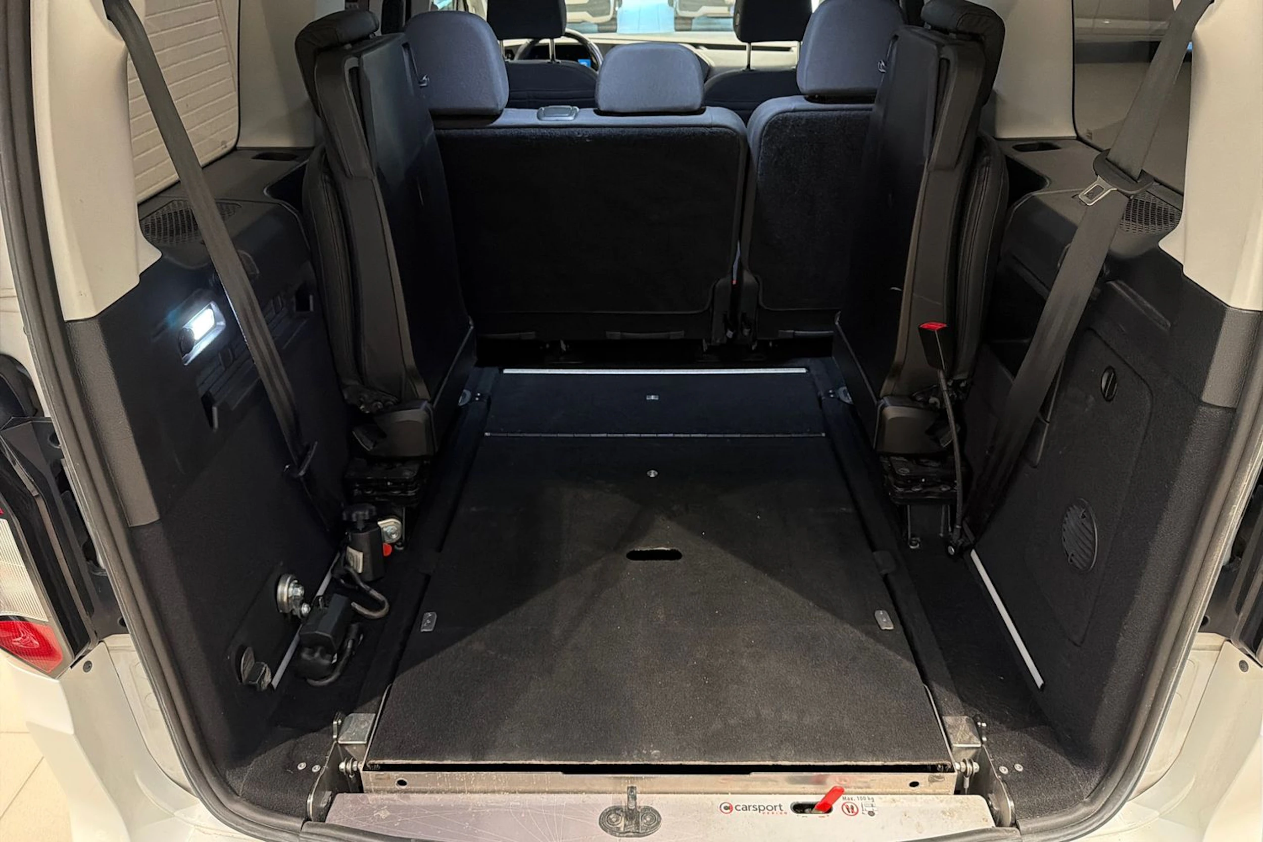 valkoinen Volkswagen Caddy Maxi 2024 kuva 32.