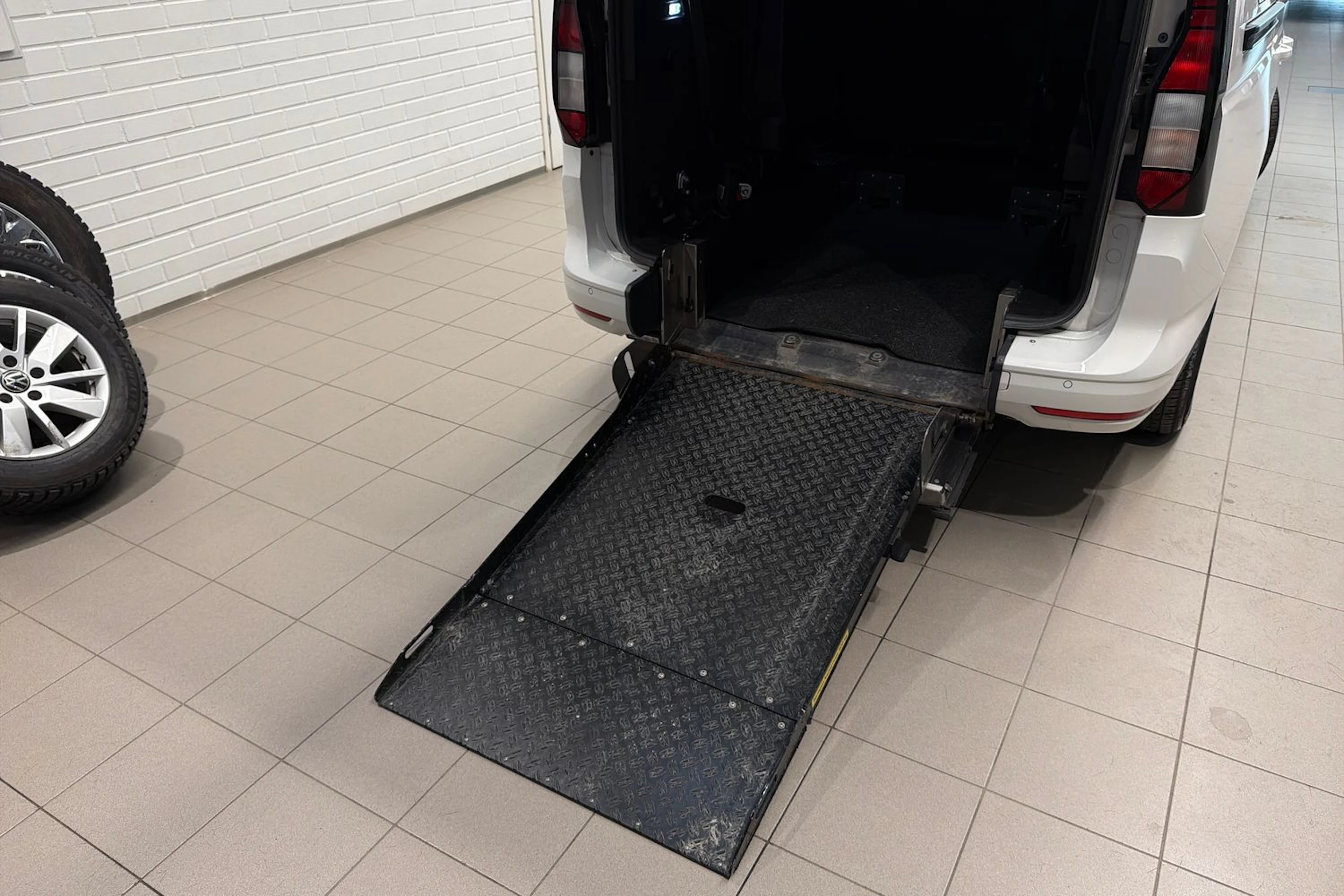 valkoinen Volkswagen Caddy Maxi 2024 kuva 33.