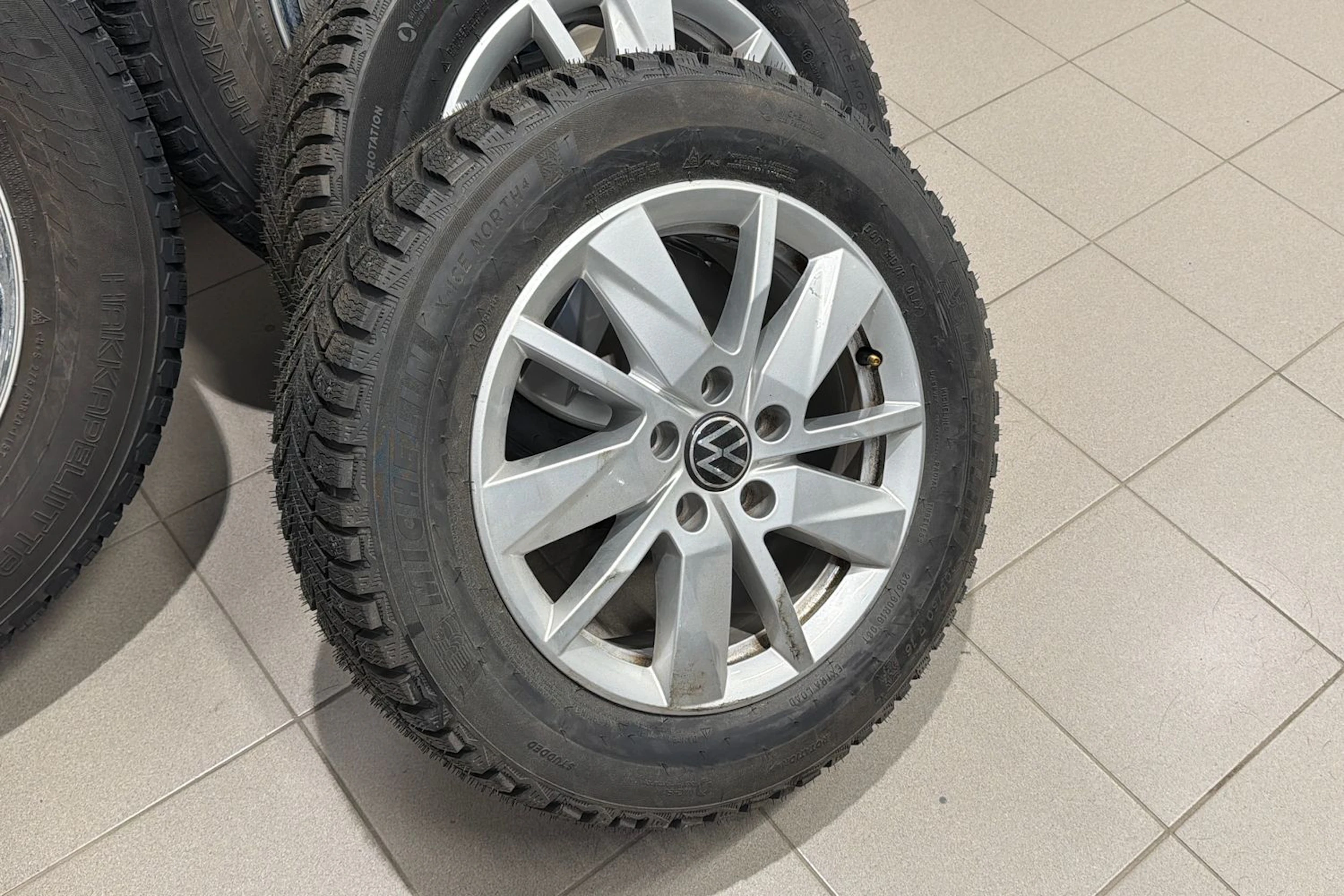 valkoinen Volkswagen Caddy Maxi 2024 kuva 36.