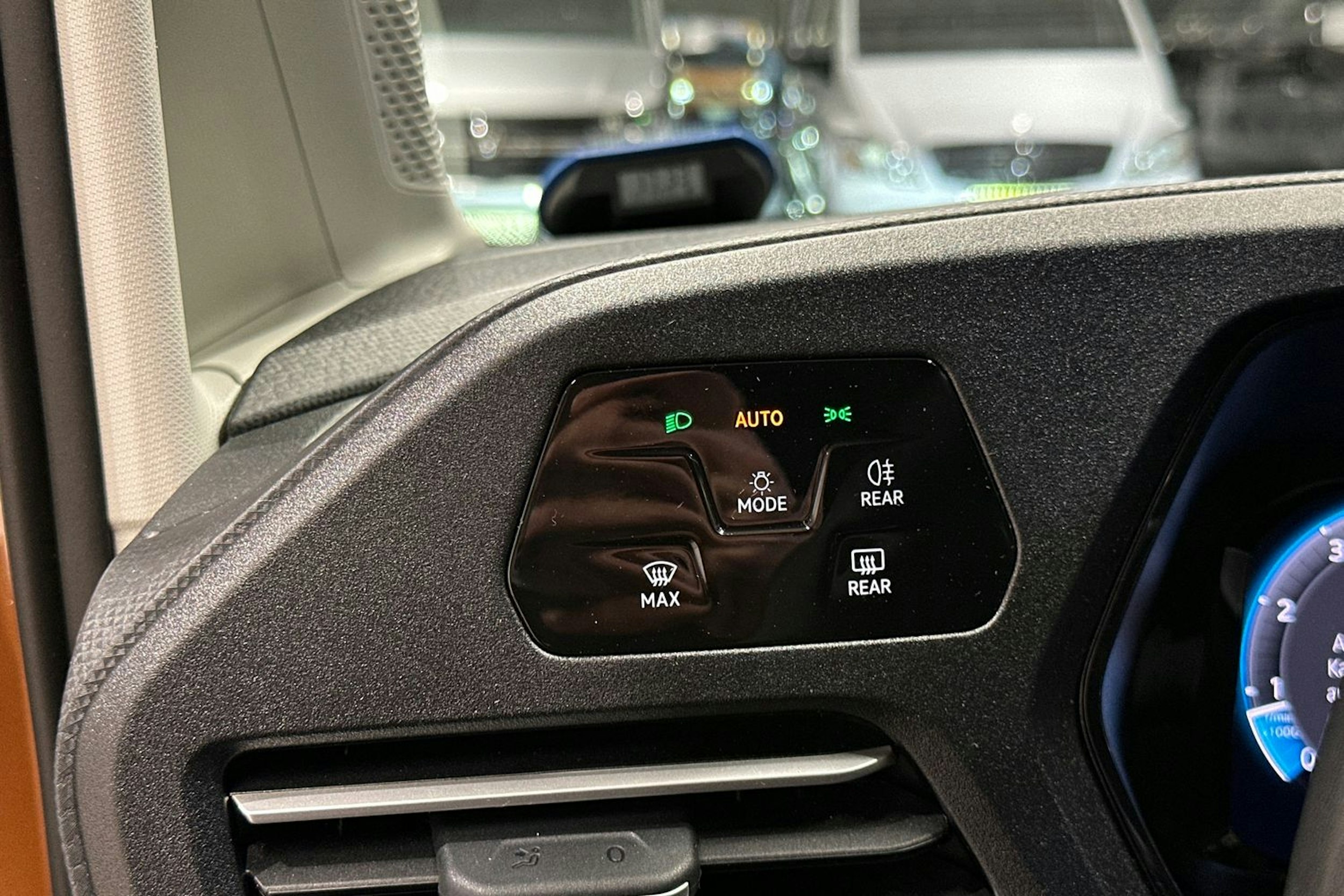 Oranssi Volkswagen Caddy Maxi 2024 kuva 16.