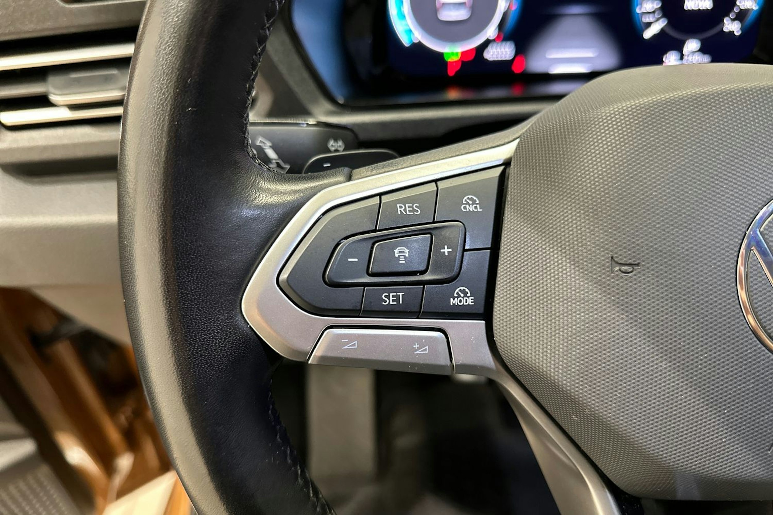 Oranssi Volkswagen Caddy Maxi 2024 kuva 17.
