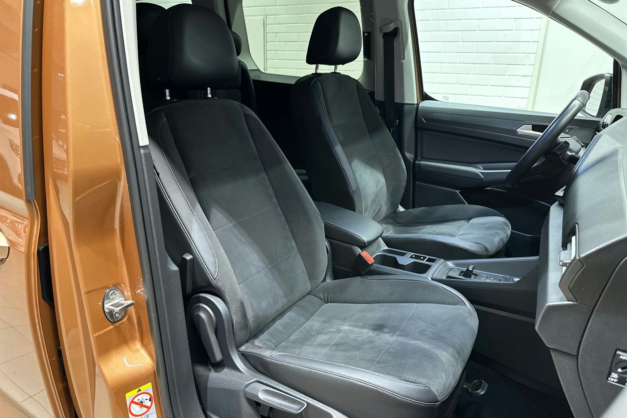 Oranssi Volkswagen Caddy Maxi 2024 kuva 29.