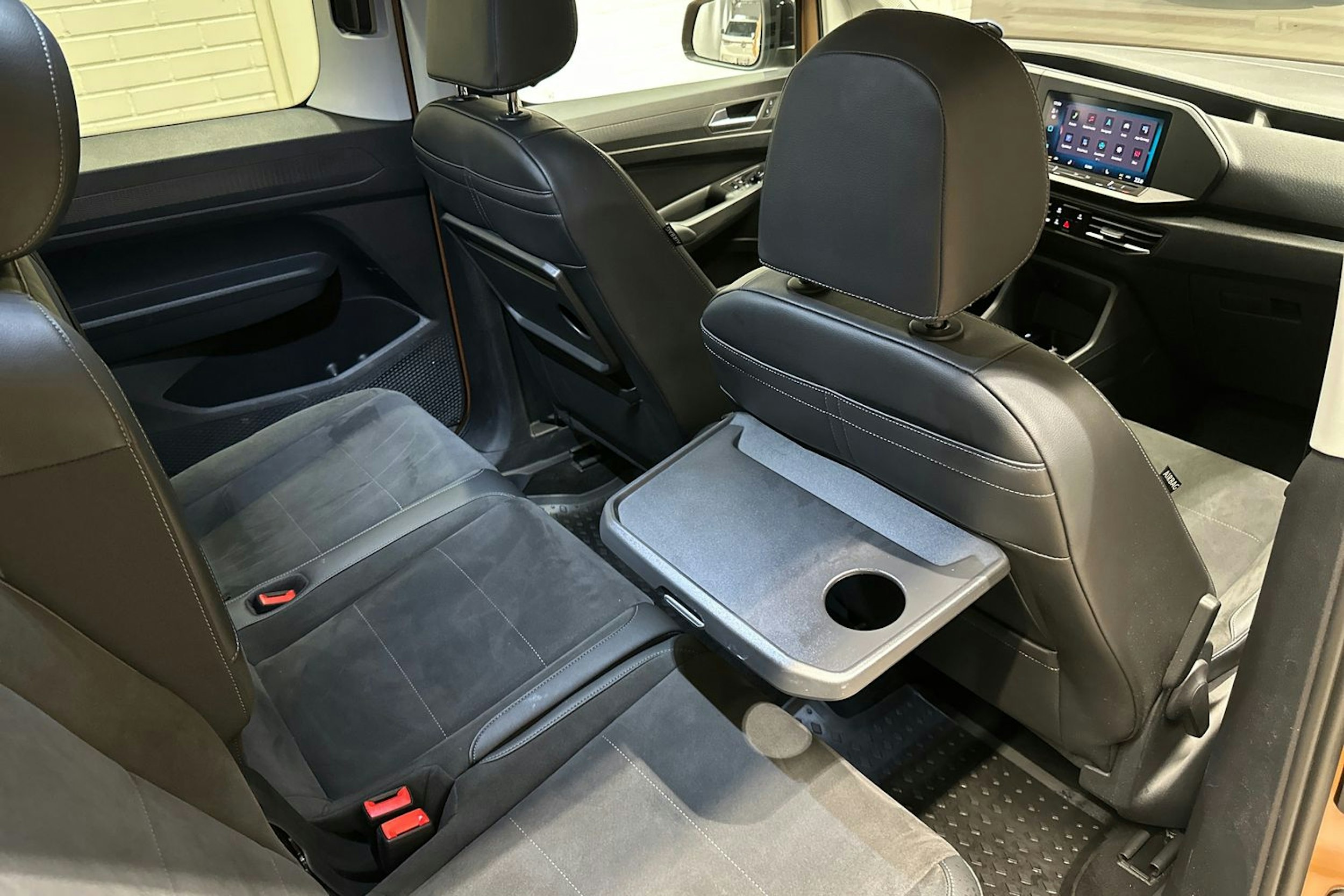 Oranssi Volkswagen Caddy Maxi 2024 kuva 32.