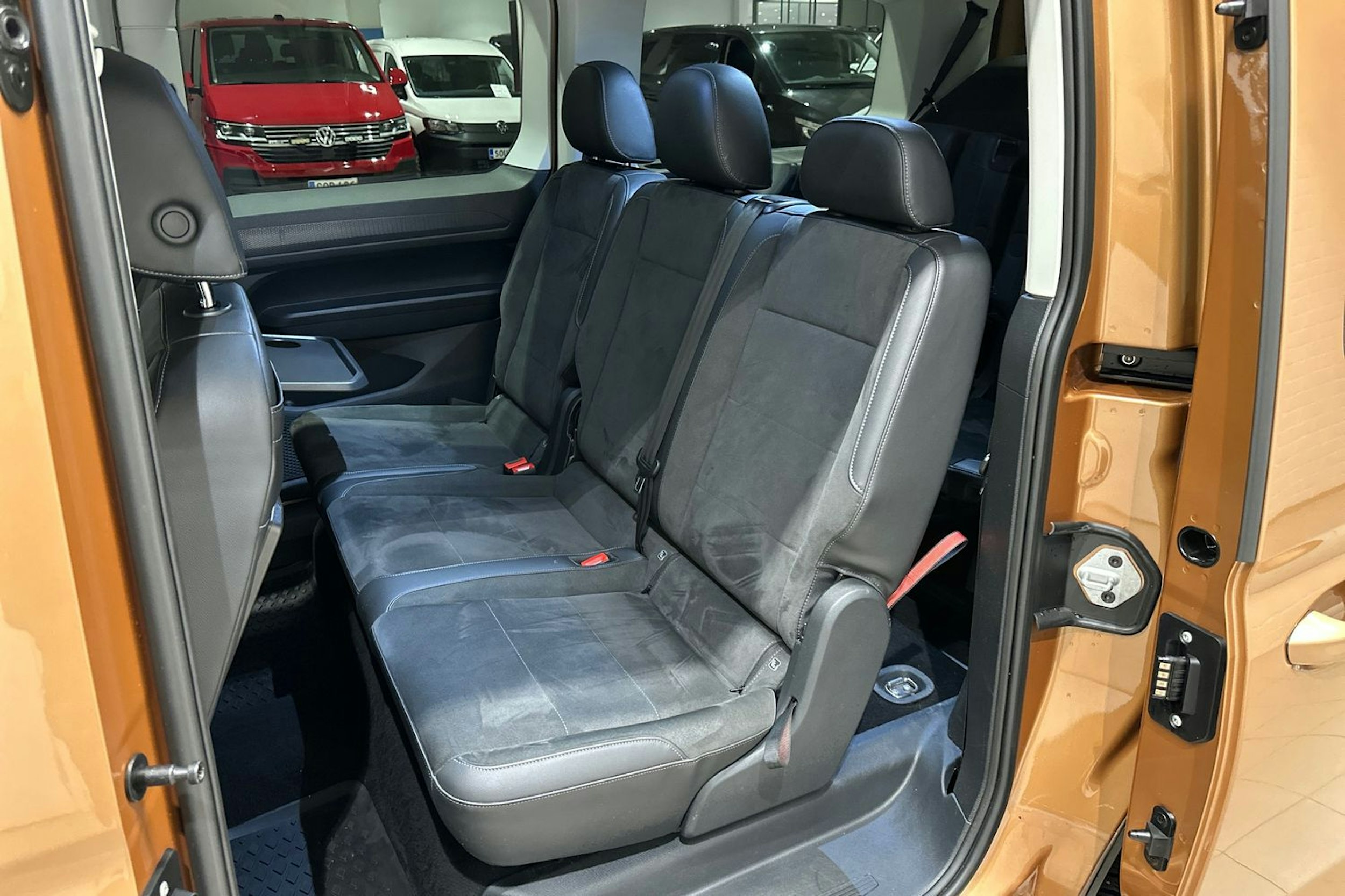Oranssi Volkswagen Caddy Maxi 2024 kuva 33.