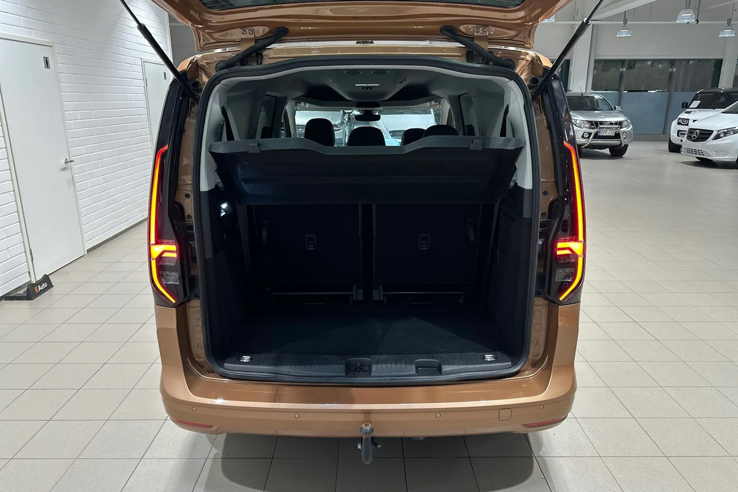Oranssi Volkswagen Caddy Maxi 2024 kuva 34.