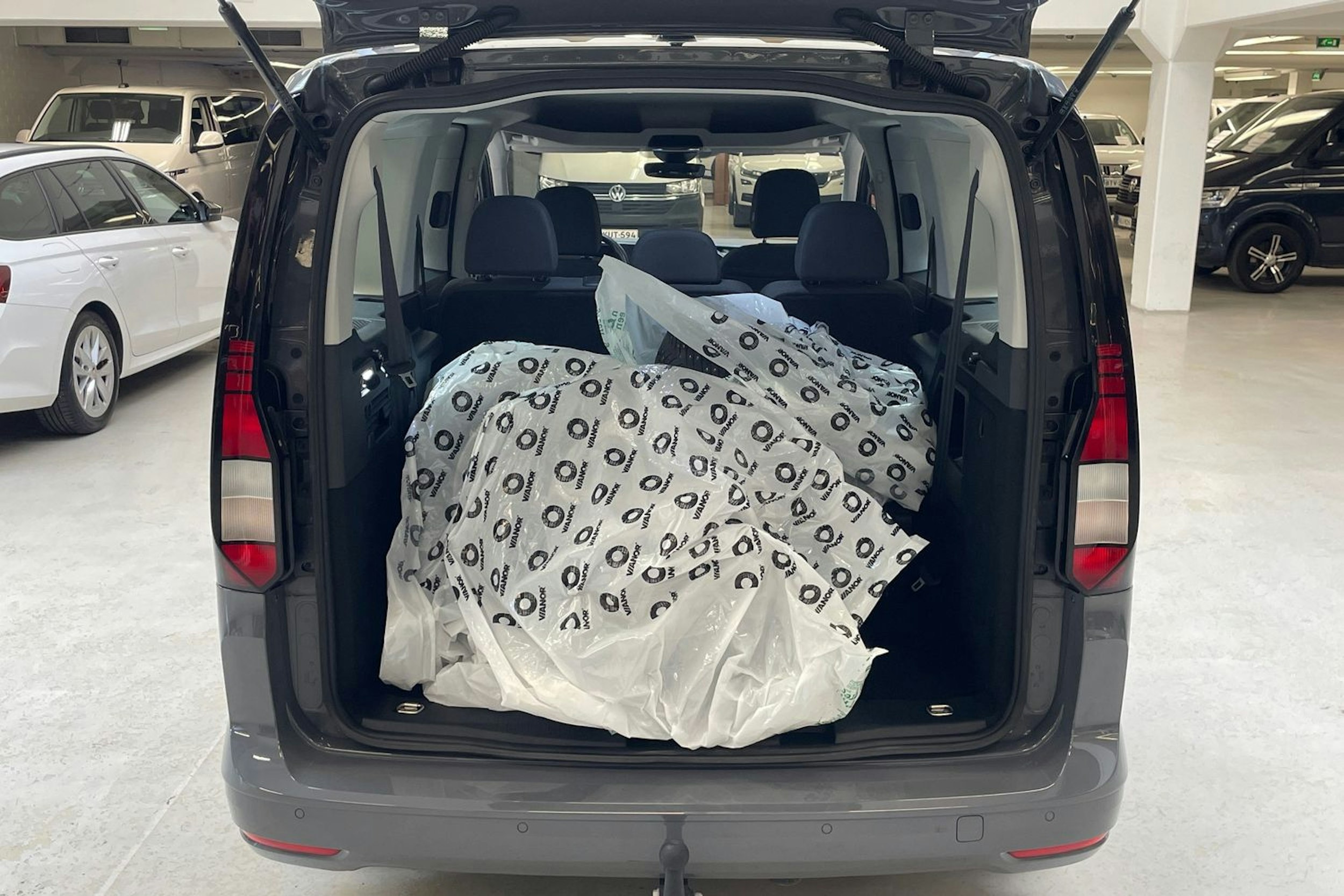 harmaa Volkswagen Caddy Maxi 2024 kuva 14.
