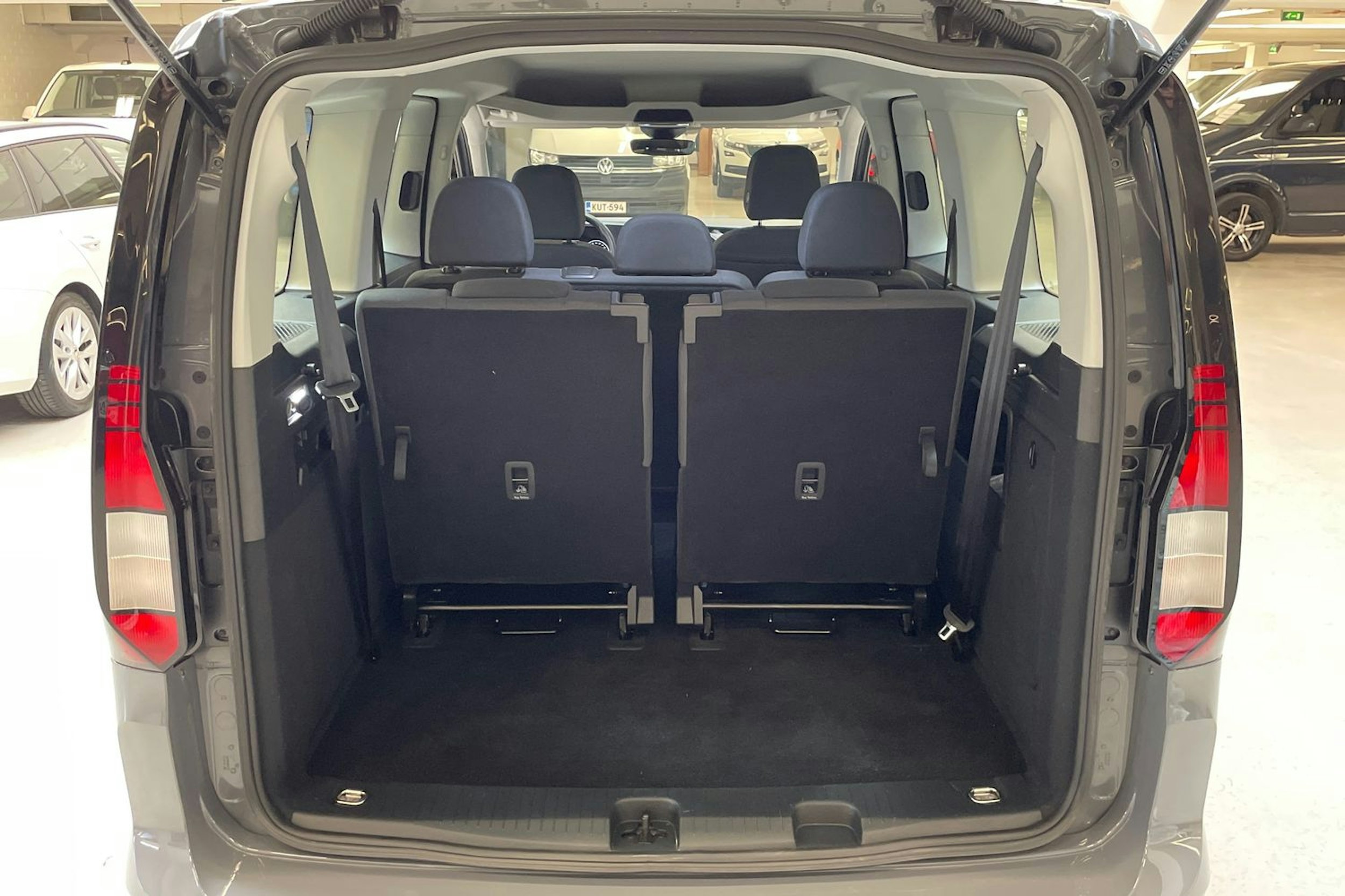 harmaa Volkswagen Caddy Maxi 2024 kuva 16.