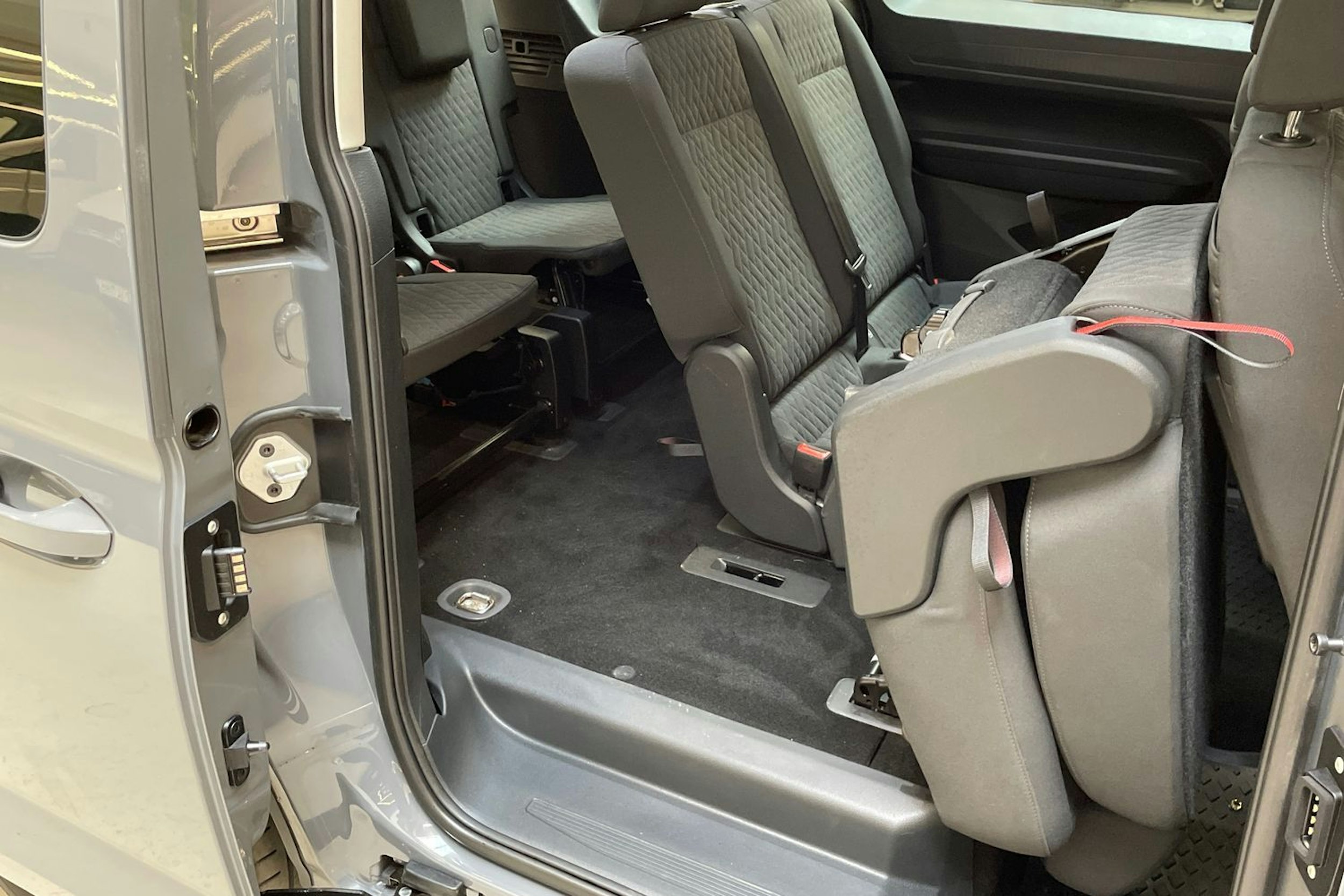harmaa Volkswagen Caddy Maxi 2024 kuva 17.