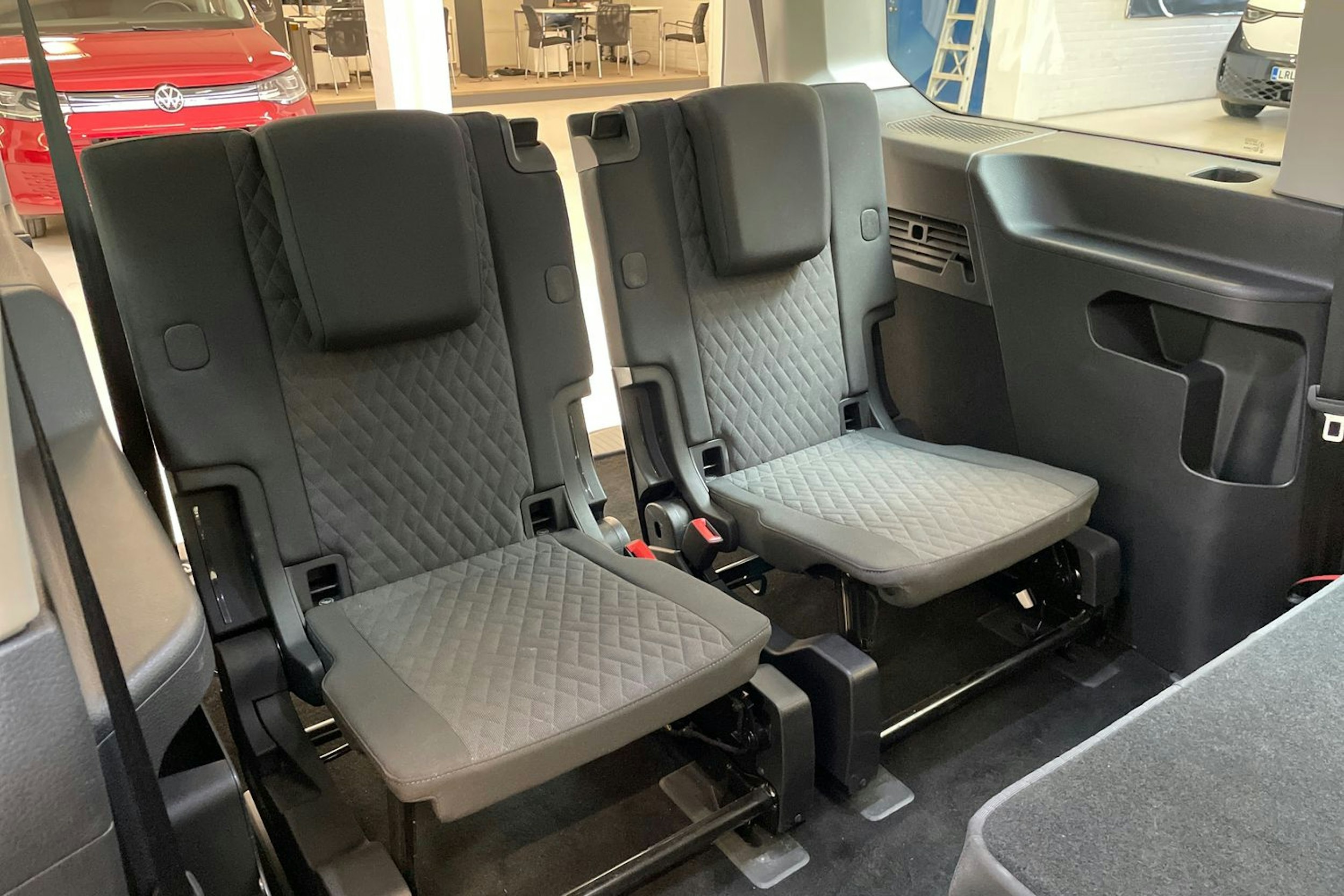 harmaa Volkswagen Caddy Maxi 2024 kuva 18.