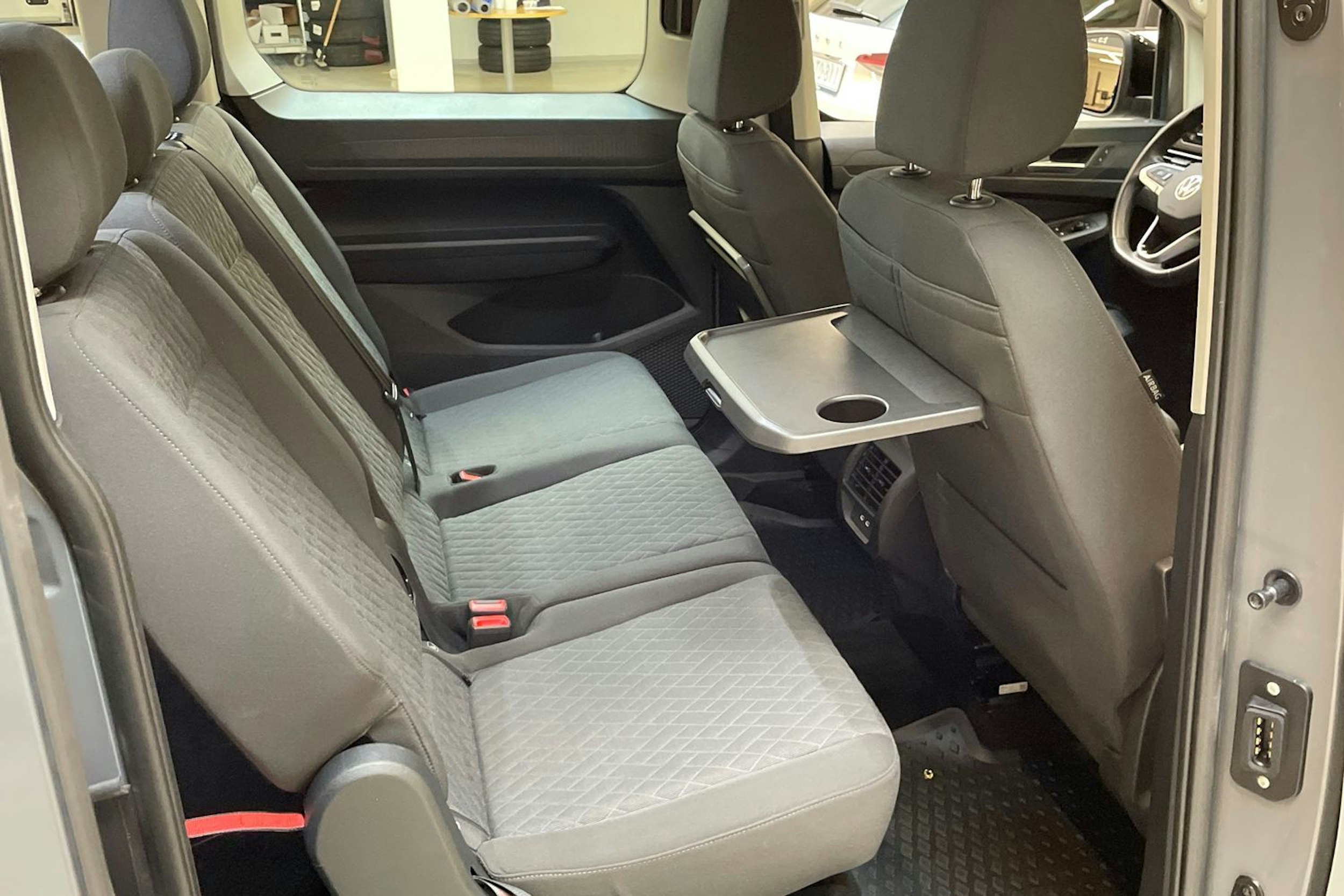 harmaa Volkswagen Caddy Maxi 2024 kuva 19.