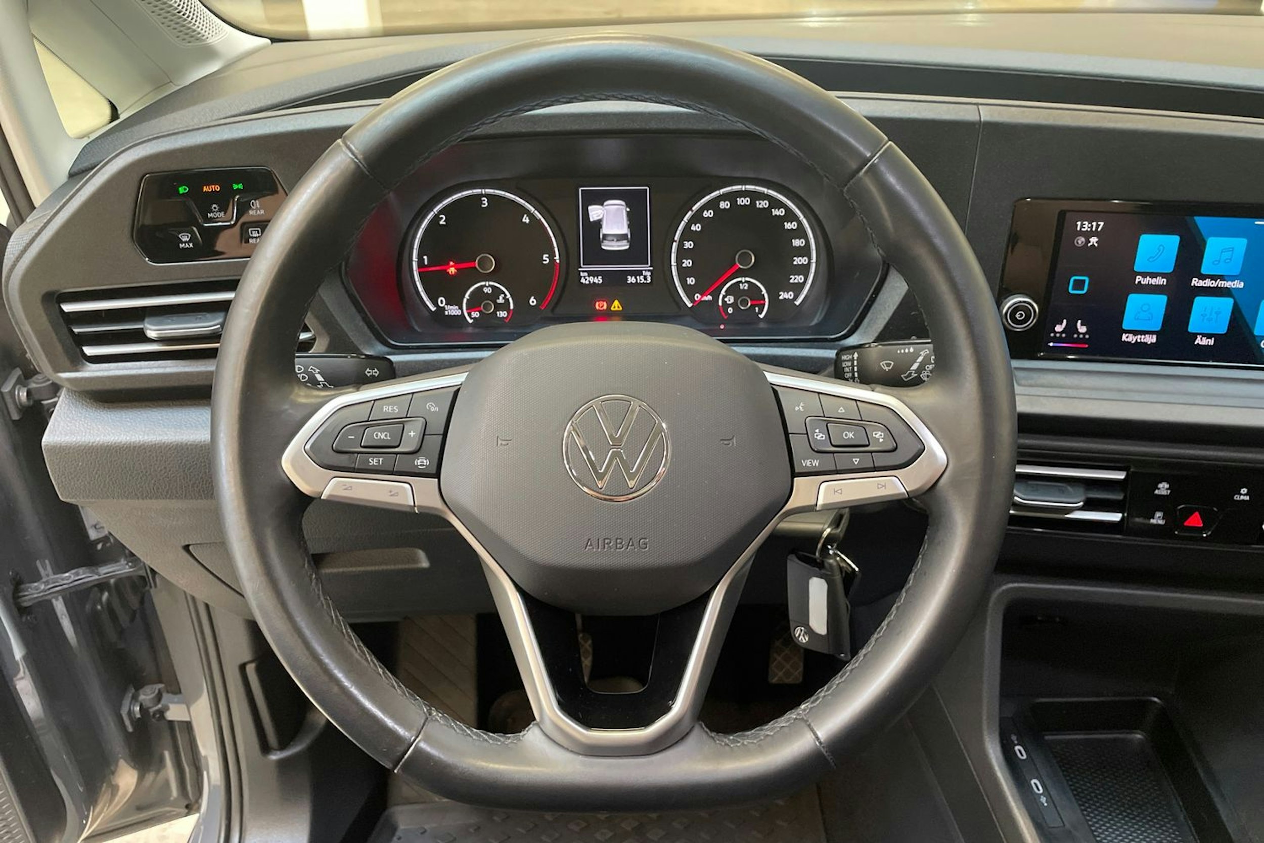 harmaa Volkswagen Caddy Maxi 2024 kuva 20.
