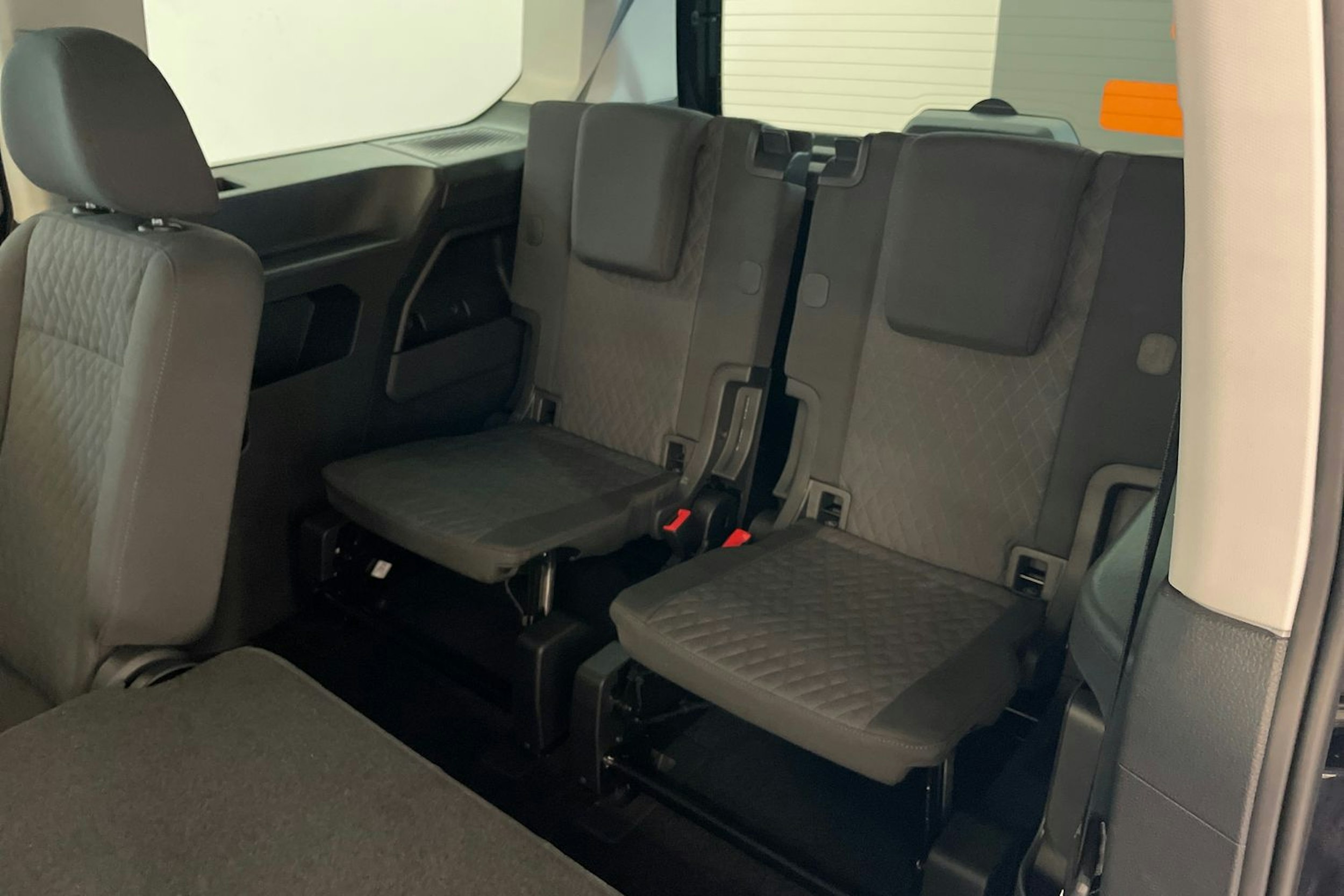 met. musta Volkswagen Caddy Maxi 2024 kuva 14.
