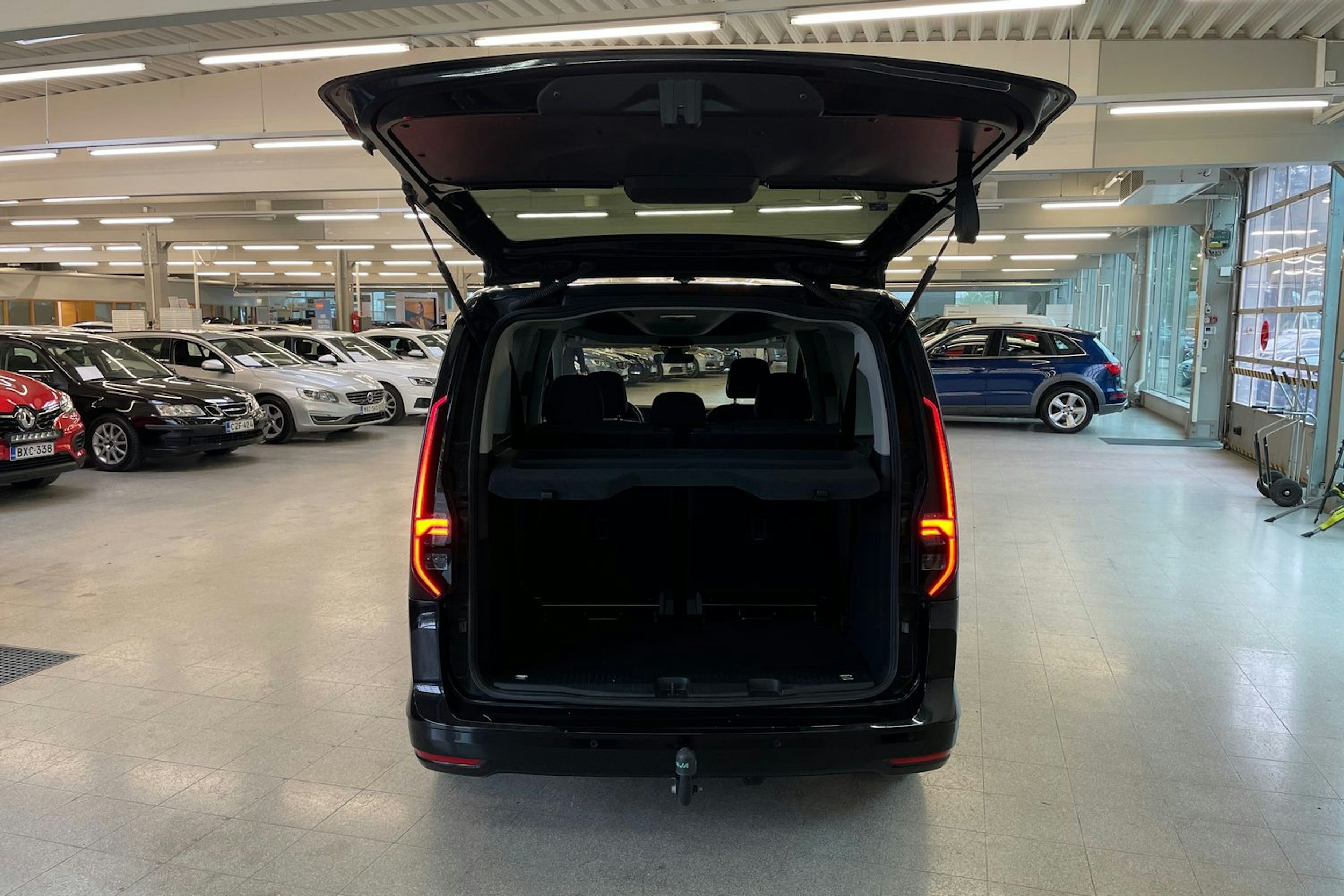 met. musta Volkswagen Caddy Maxi 2024 kuva 23.