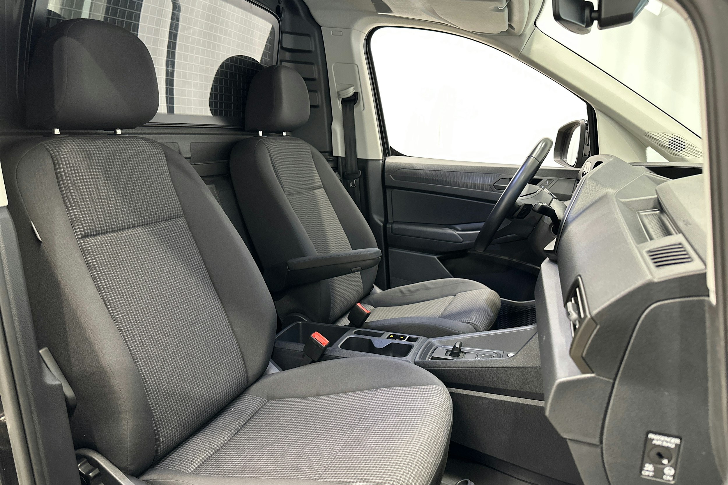 musta Volkswagen Caddy Maxi 2024 kuva 10.