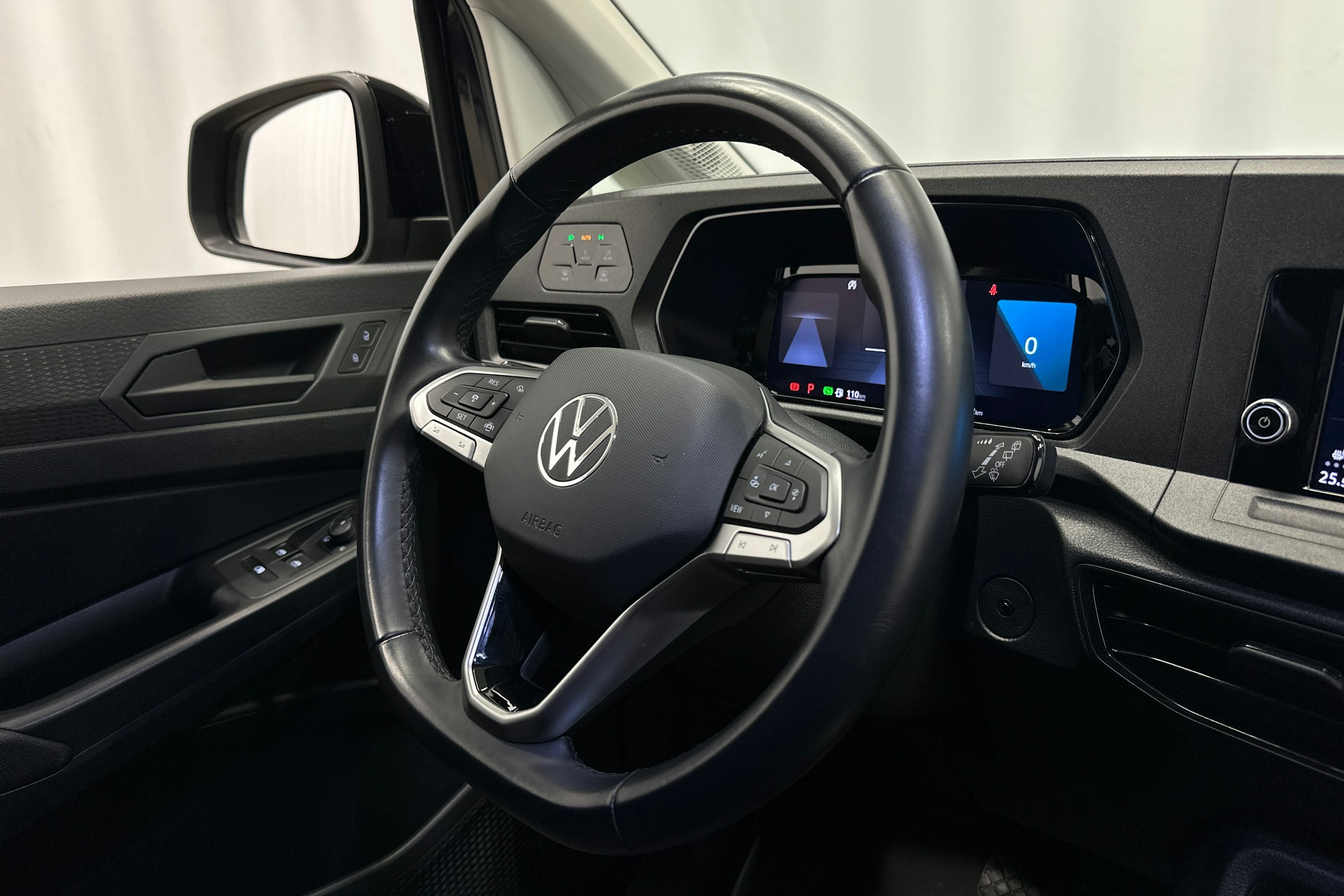 musta Volkswagen Caddy Maxi 2024 kuva 11.