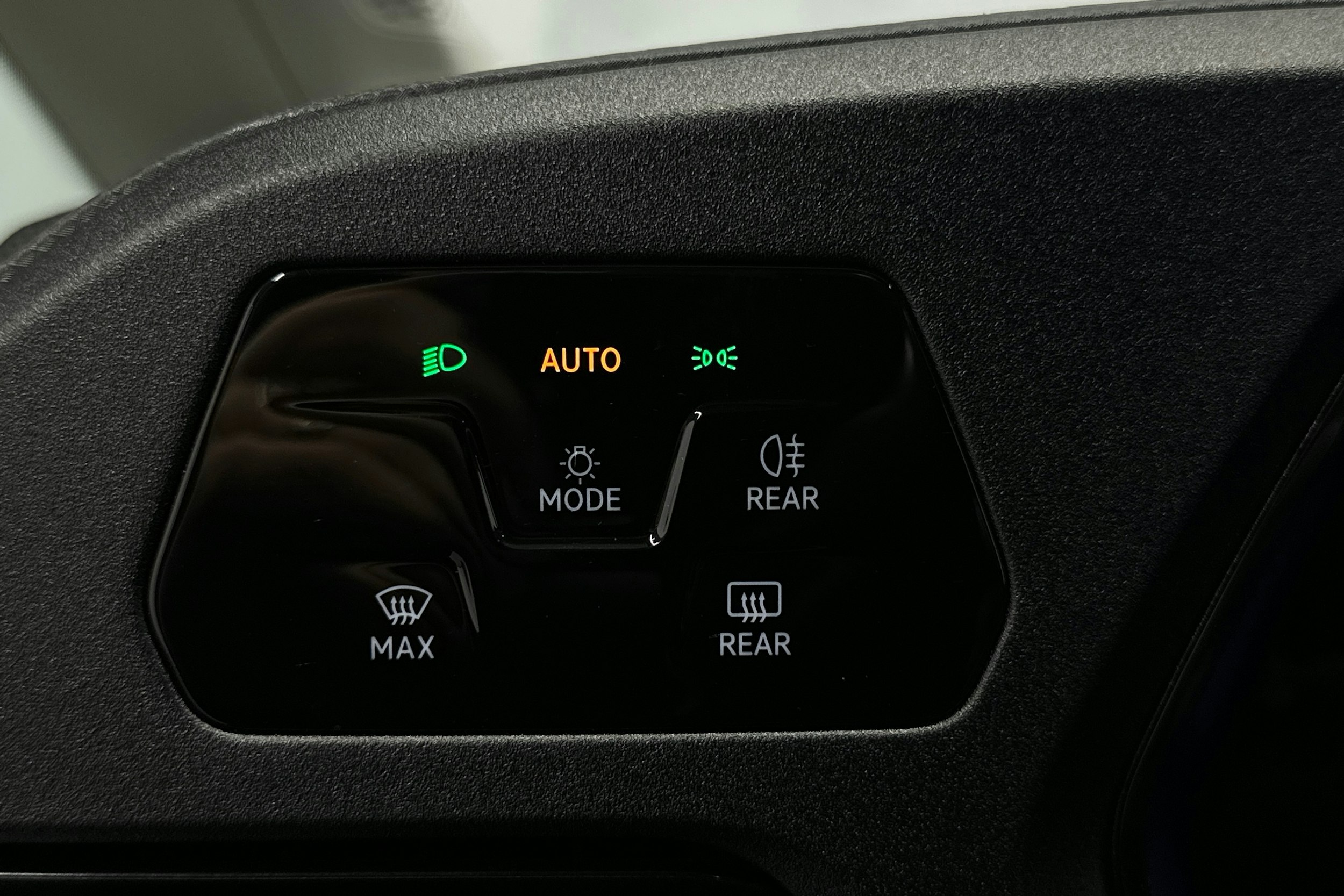 musta Volkswagen Caddy Maxi 2024 kuva 16.