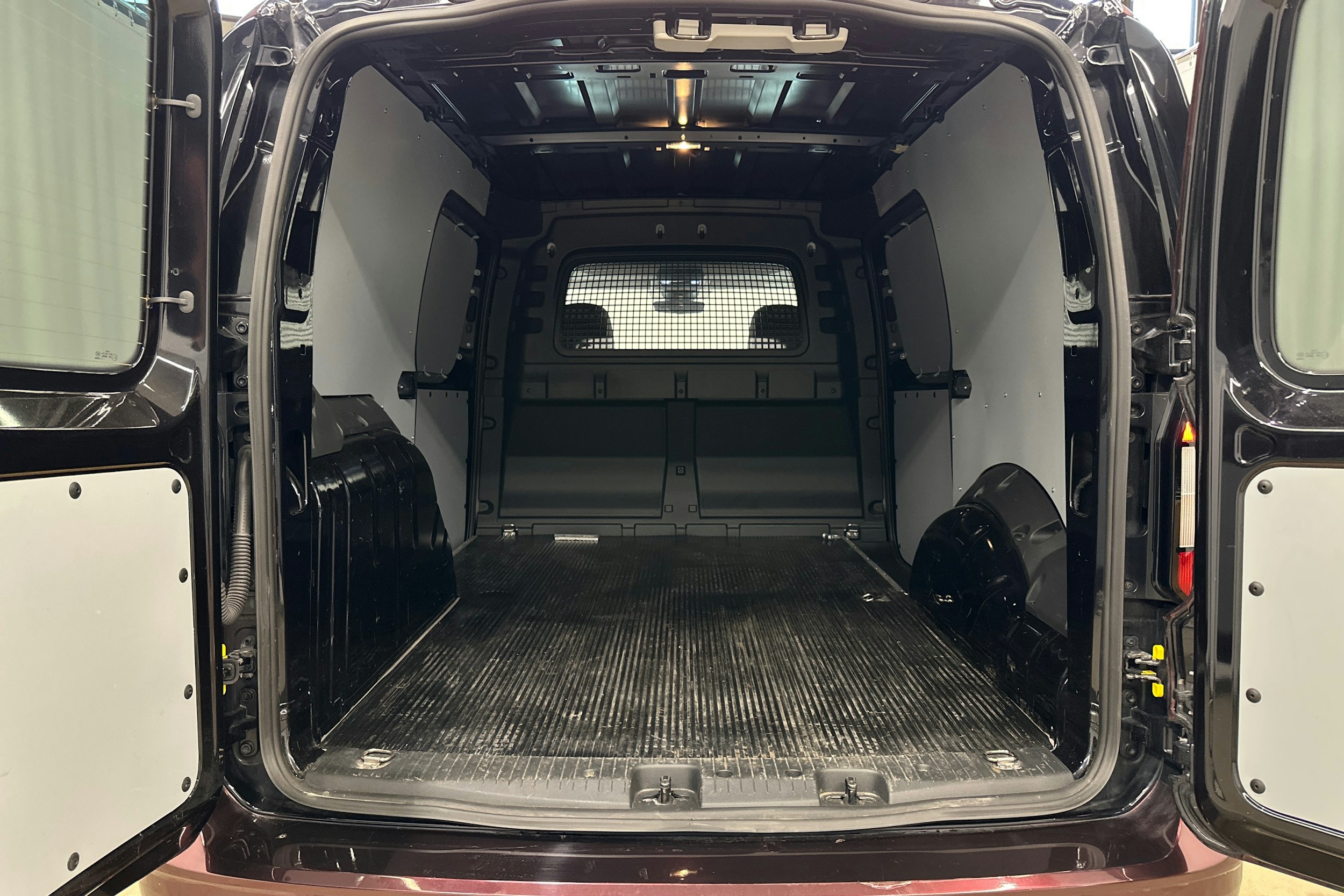 musta Volkswagen Caddy Maxi 2024 kuva 19.