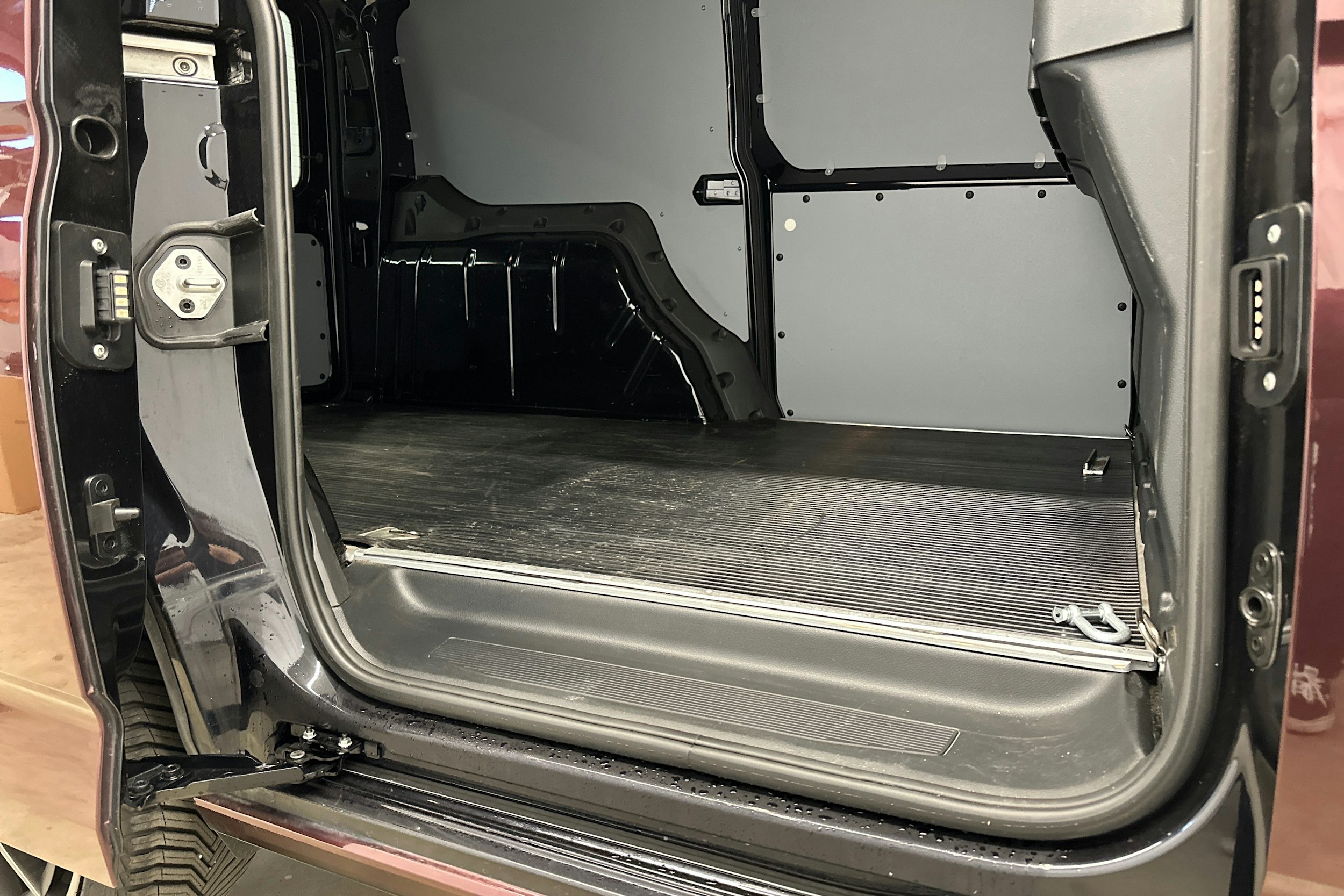 musta Volkswagen Caddy Maxi 2024 kuva 20.