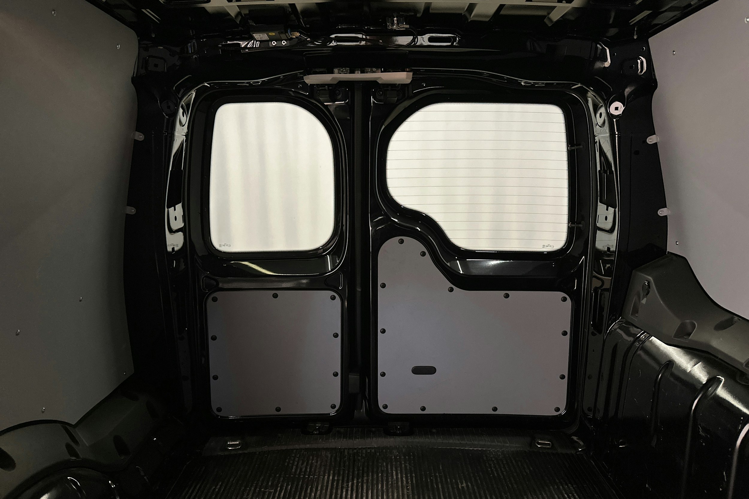 musta Volkswagen Caddy Maxi 2024 kuva 21.