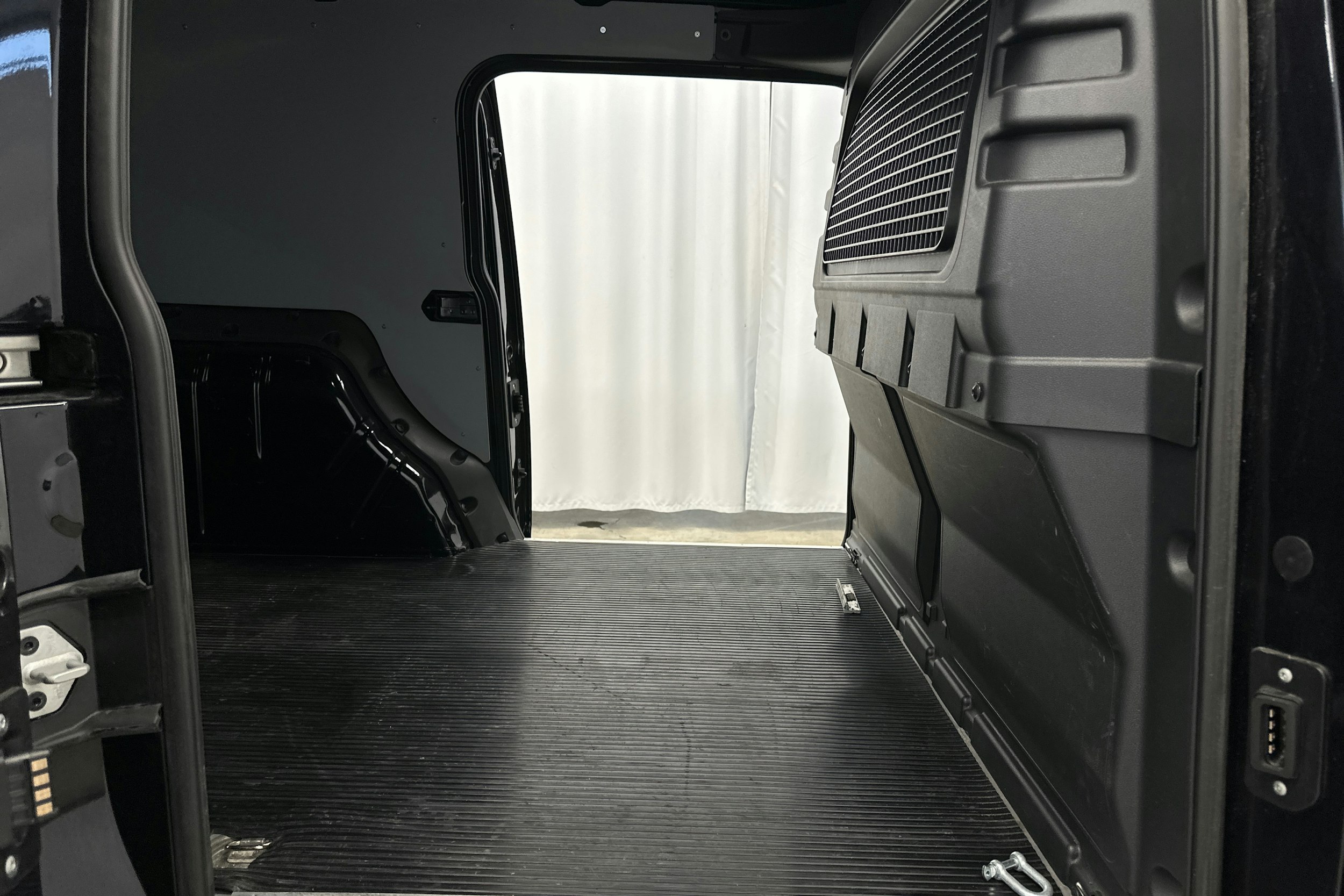 musta Volkswagen Caddy Maxi 2024 kuva 22.