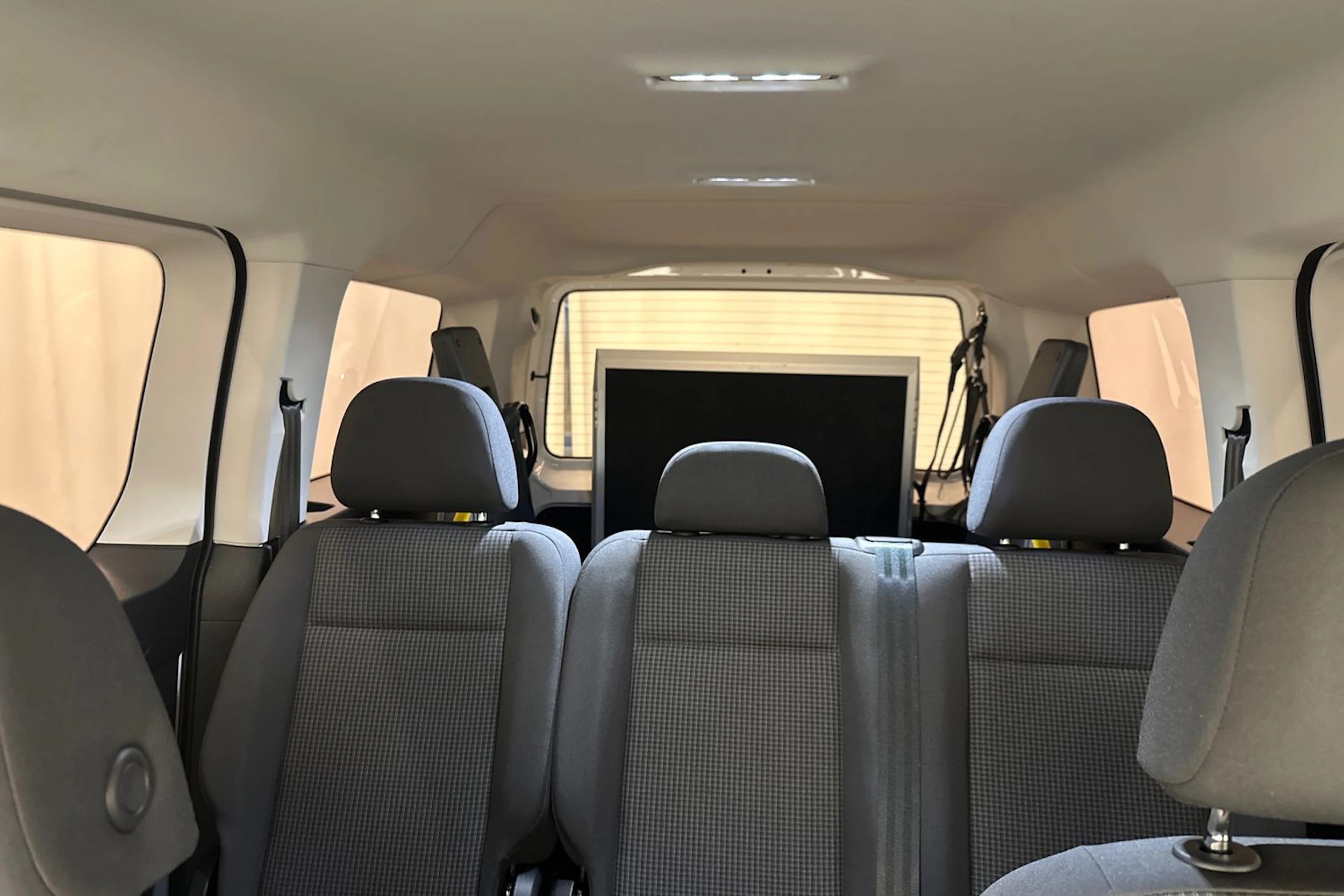 valkoinen Volkswagen Caddy Maxi 2025 kuva 17.