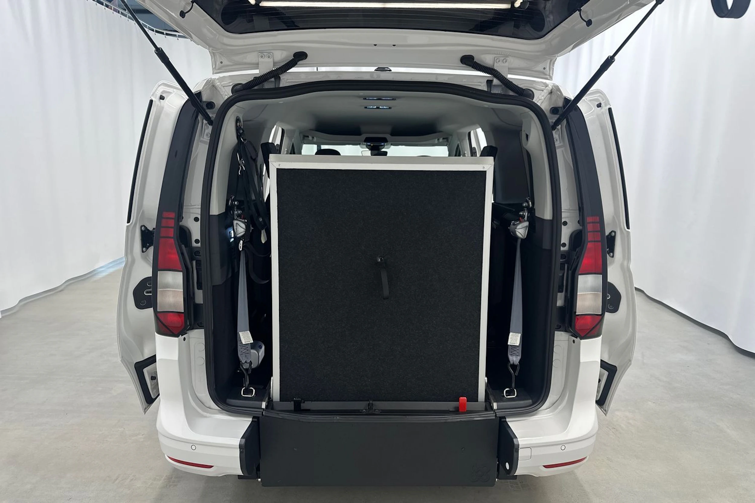 valkoinen Volkswagen Caddy Maxi 2025 kuva 18.
