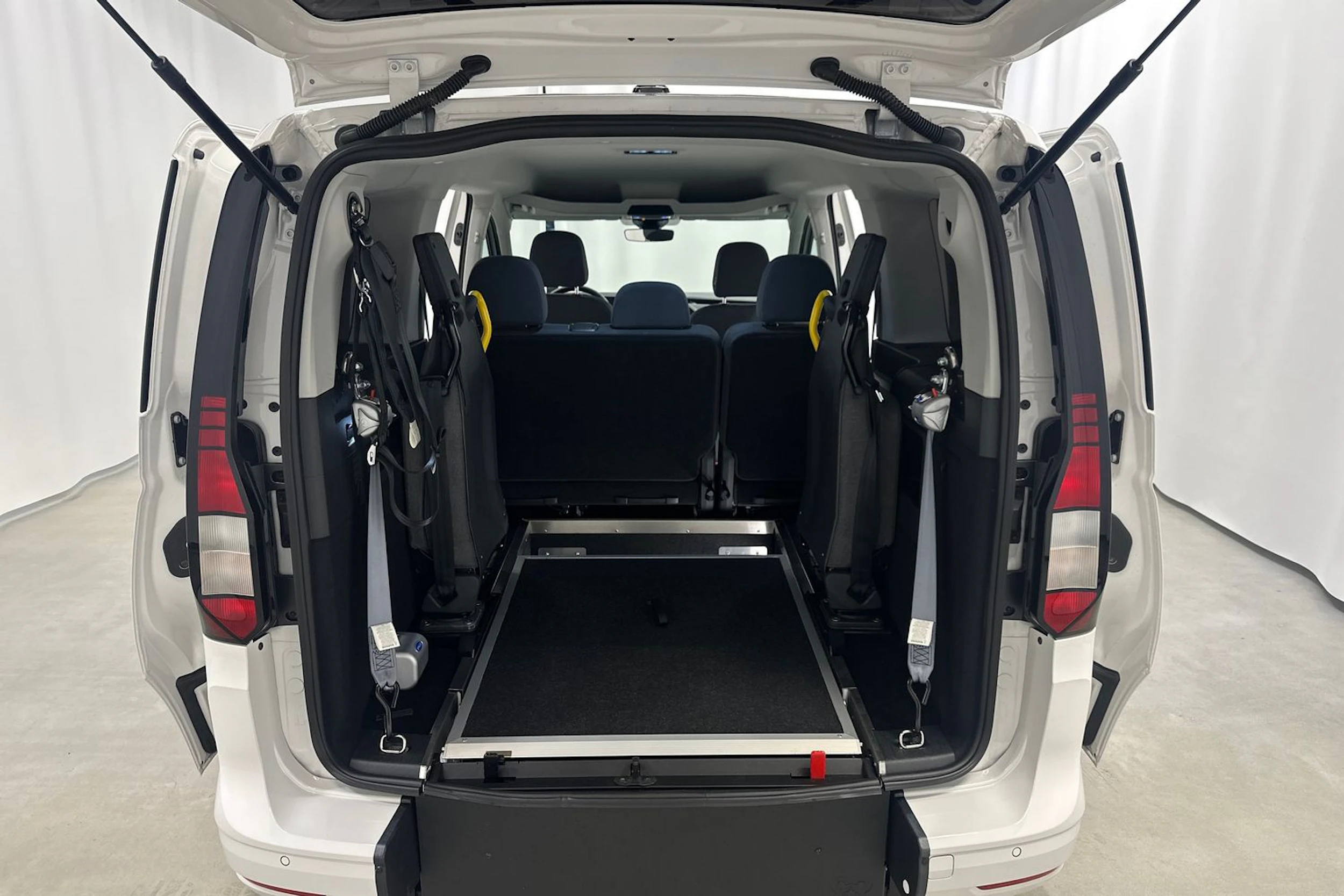 valkoinen Volkswagen Caddy Maxi 2025 kuva 19.
