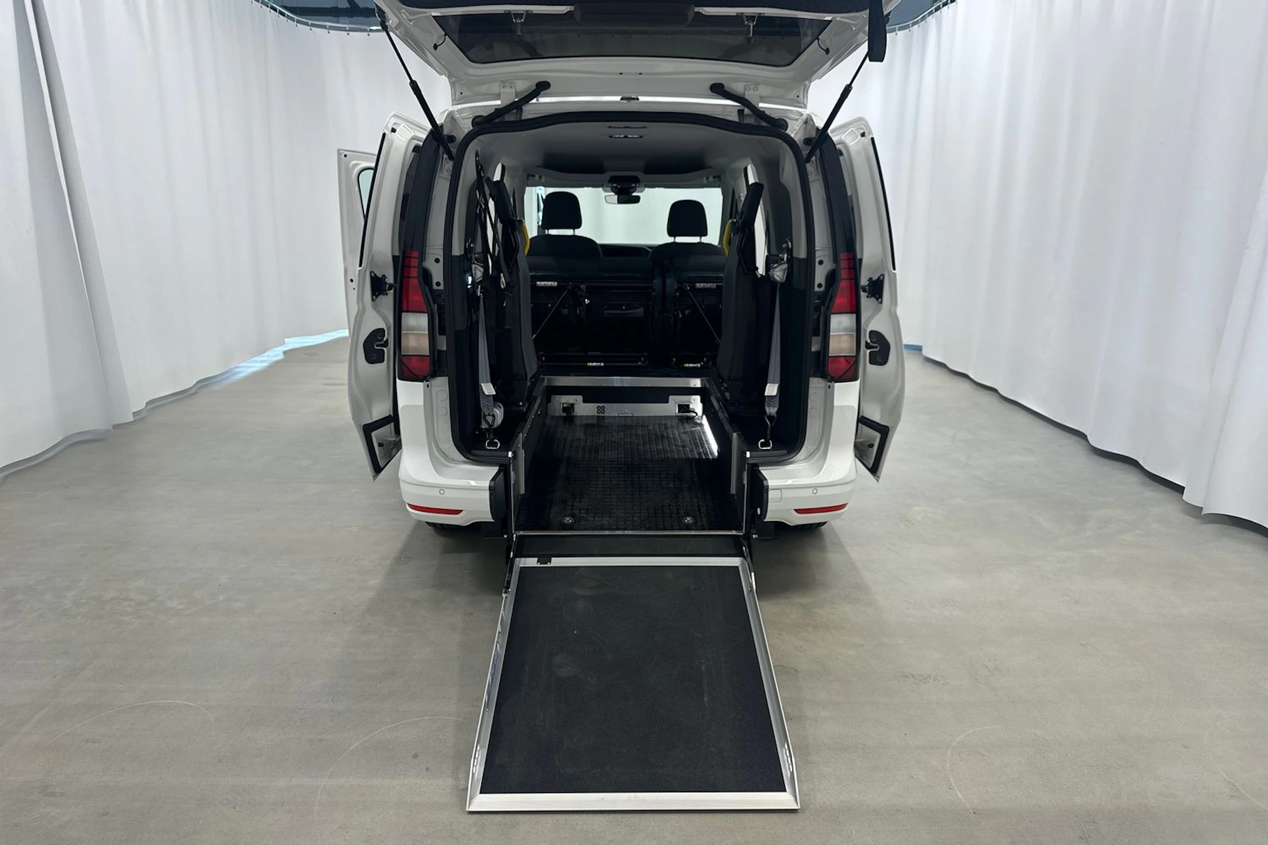 valkoinen Volkswagen Caddy Maxi 2025 kuva 24.