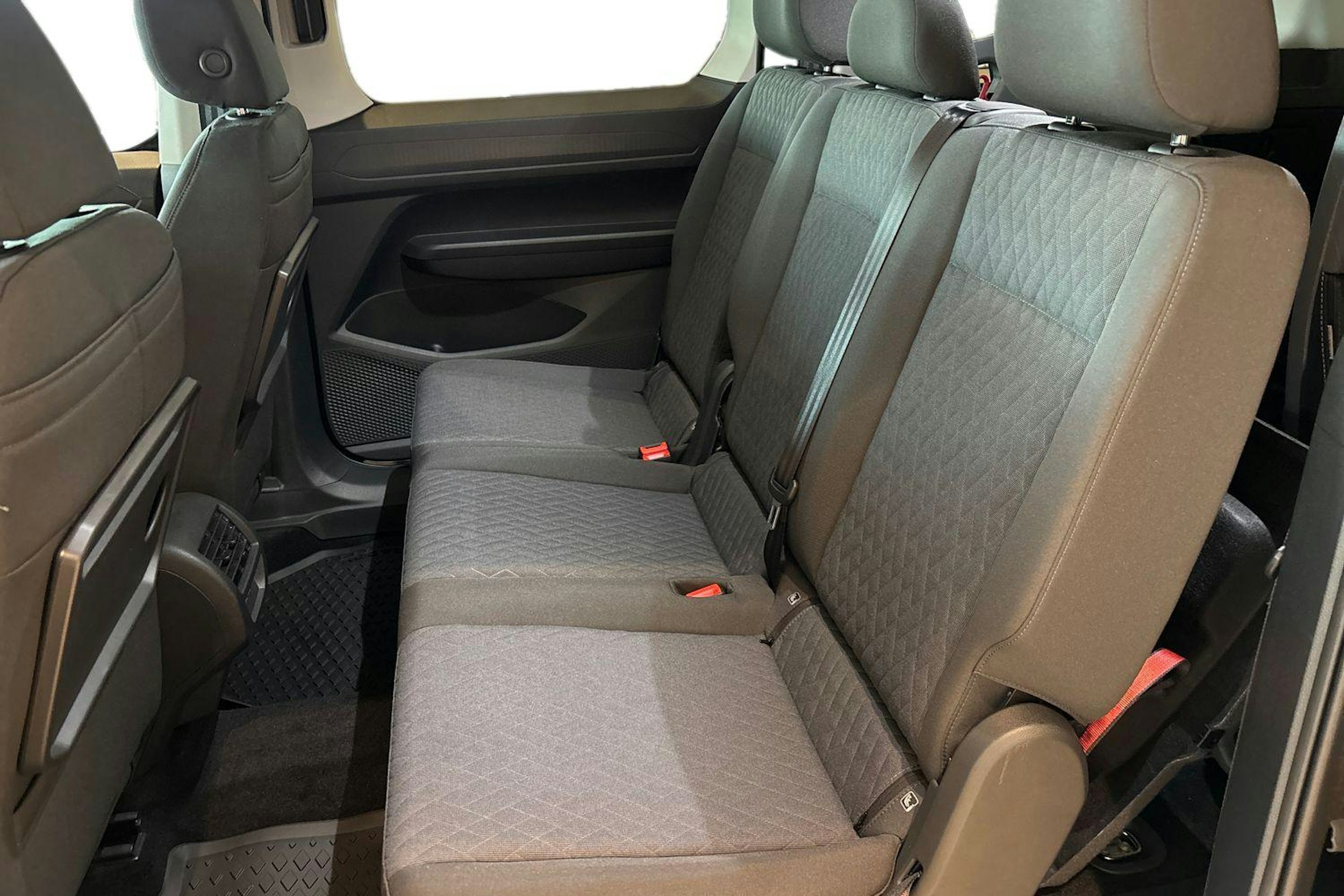 musta Volkswagen Caddy Maxi 2025 kuva 8.
