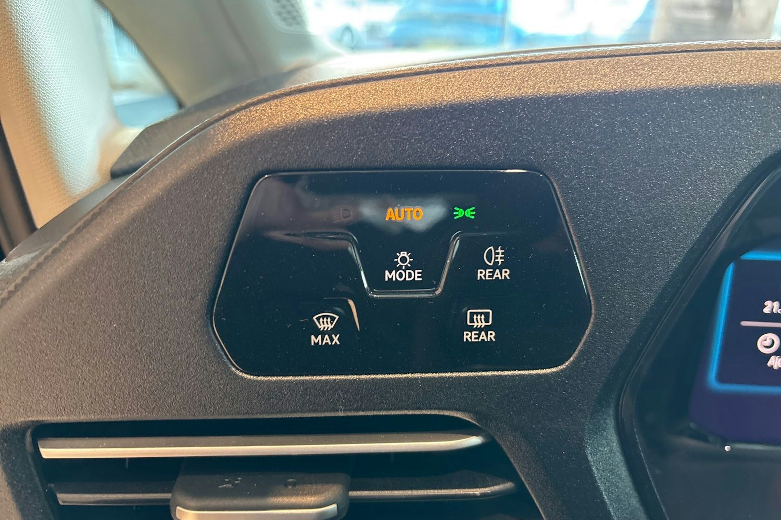 musta Volkswagen Caddy Maxi 2025 kuva 21.