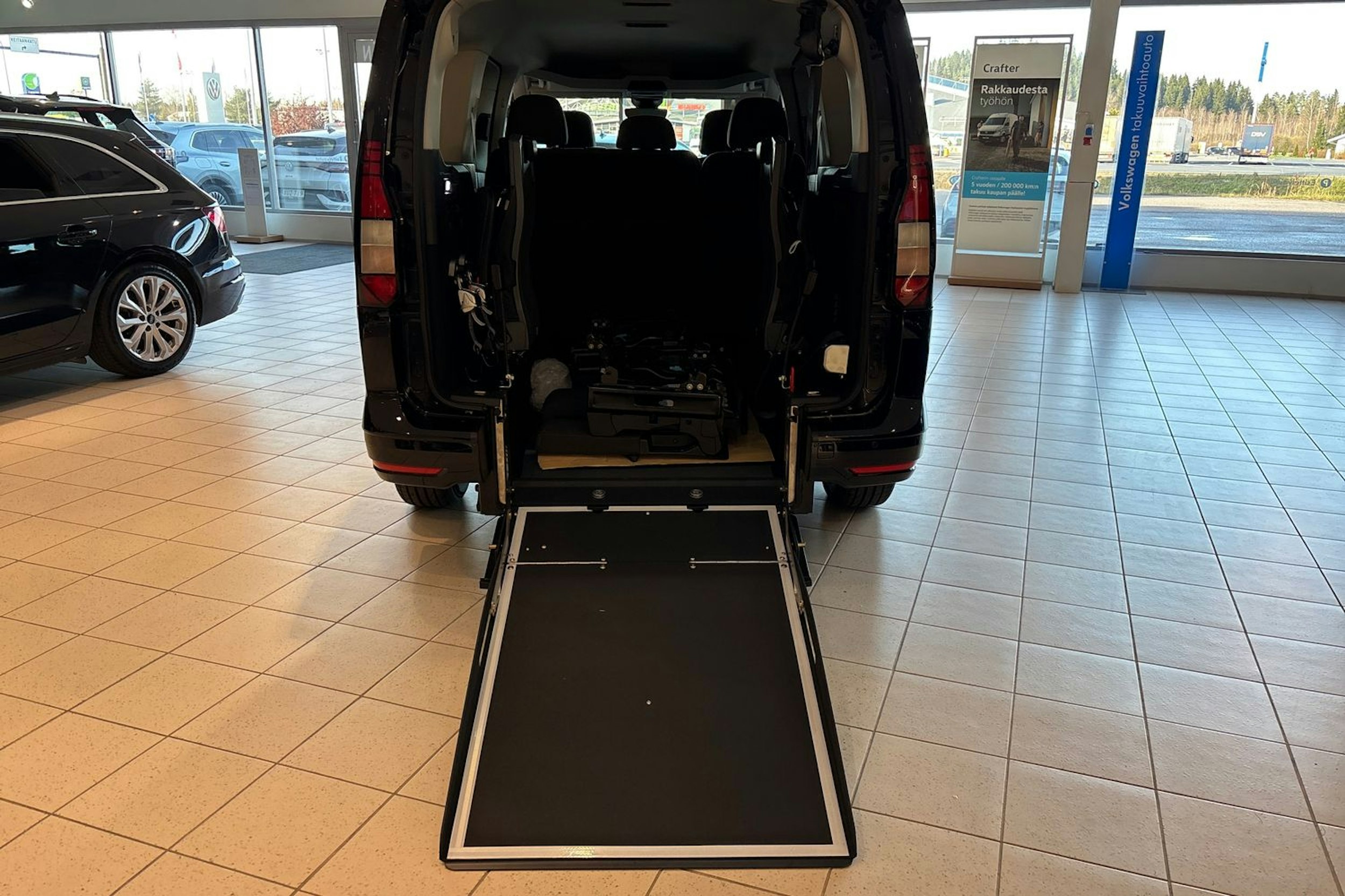 musta Volkswagen Caddy Maxi 2025 kuva 25.