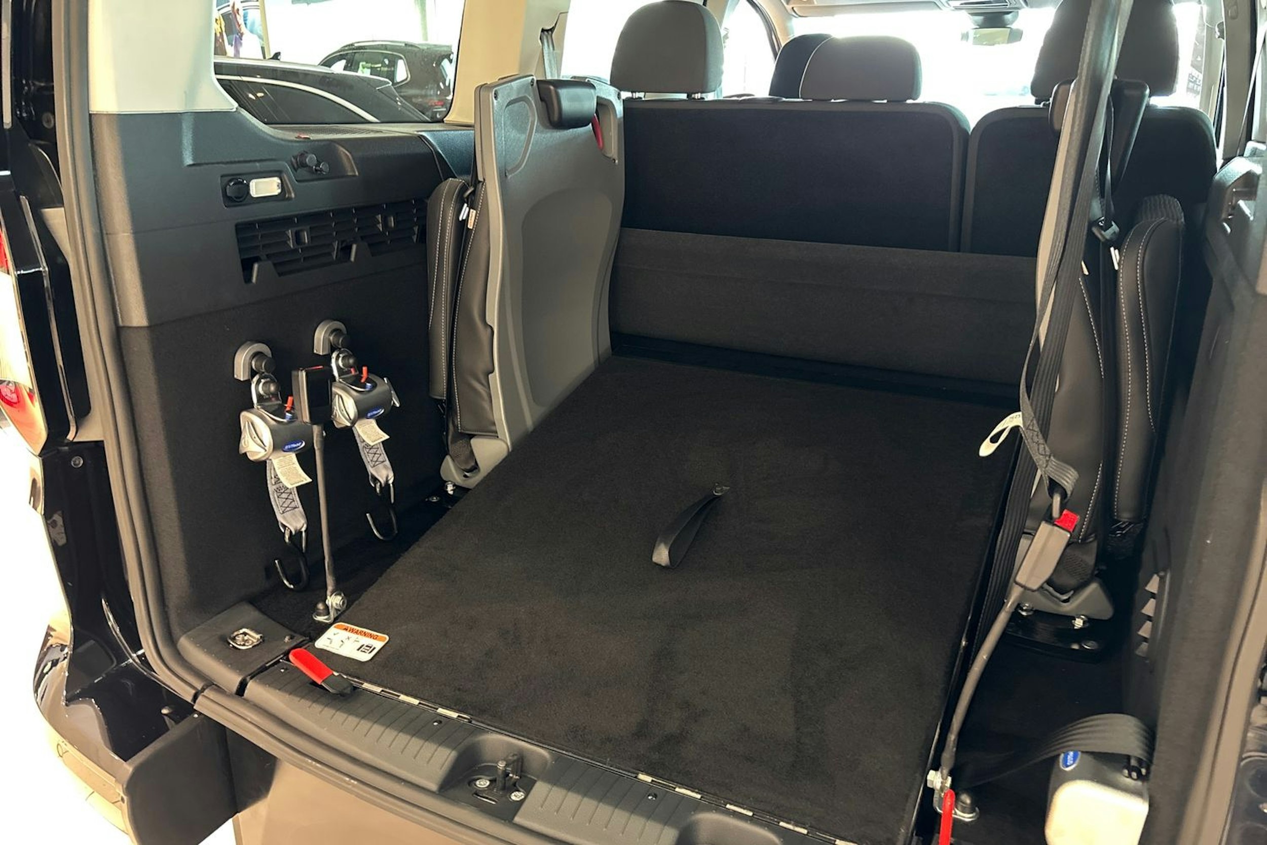 musta Volkswagen Caddy Maxi 2025 kuva 28.