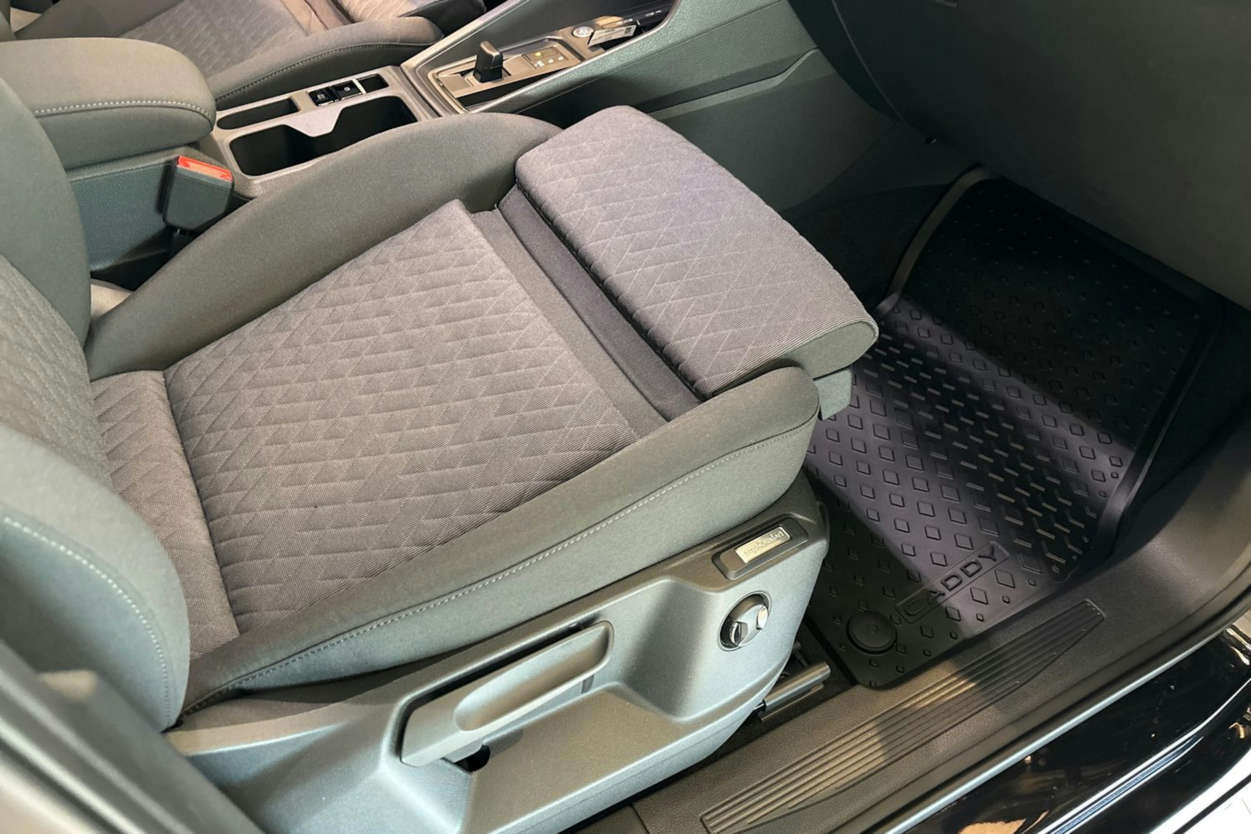 musta Volkswagen Caddy Maxi 2025 kuva 31.