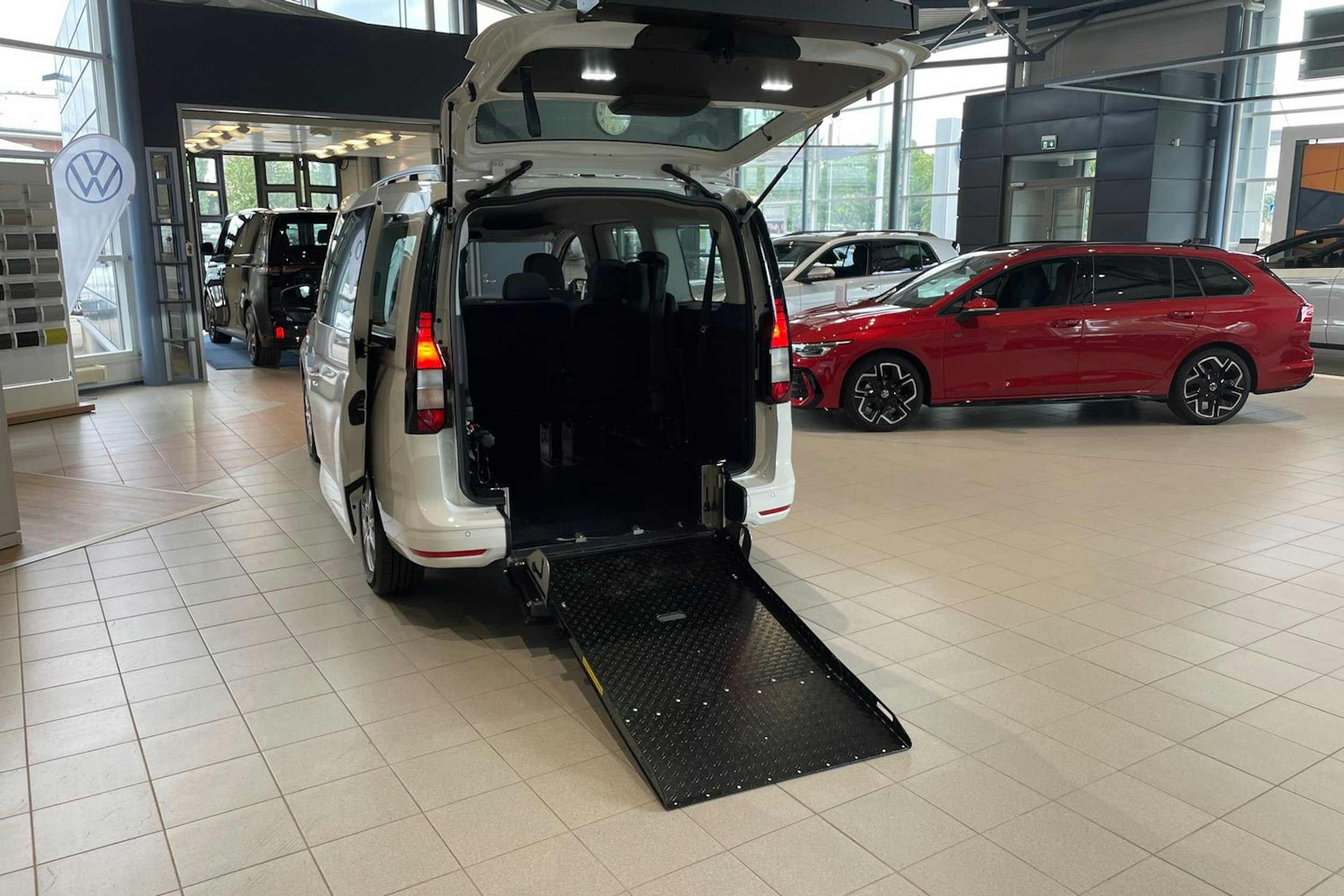 valkoinen Volkswagen Caddy Maxi 2025 kuva 12.