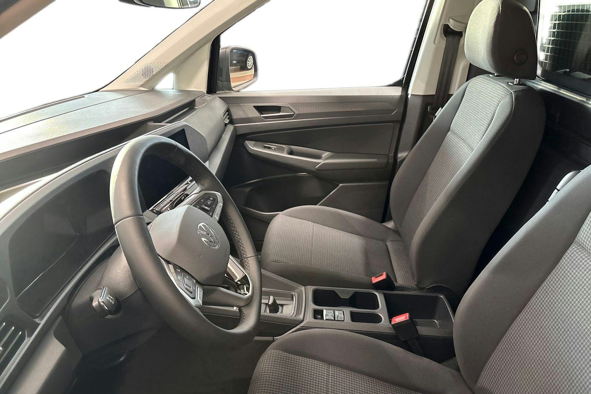 musta Volkswagen Caddy Maxi 2025 kuva 8.