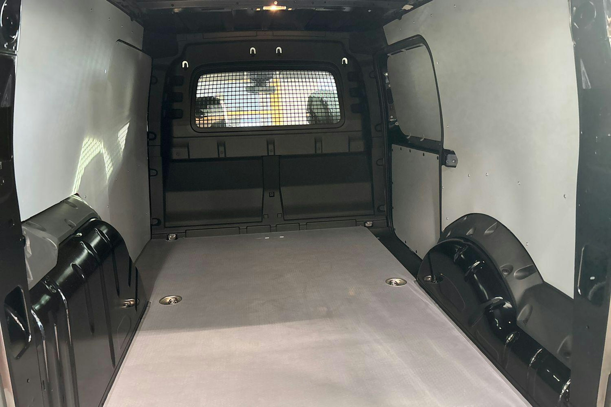 musta Volkswagen Caddy Maxi 2025 kuva 11.