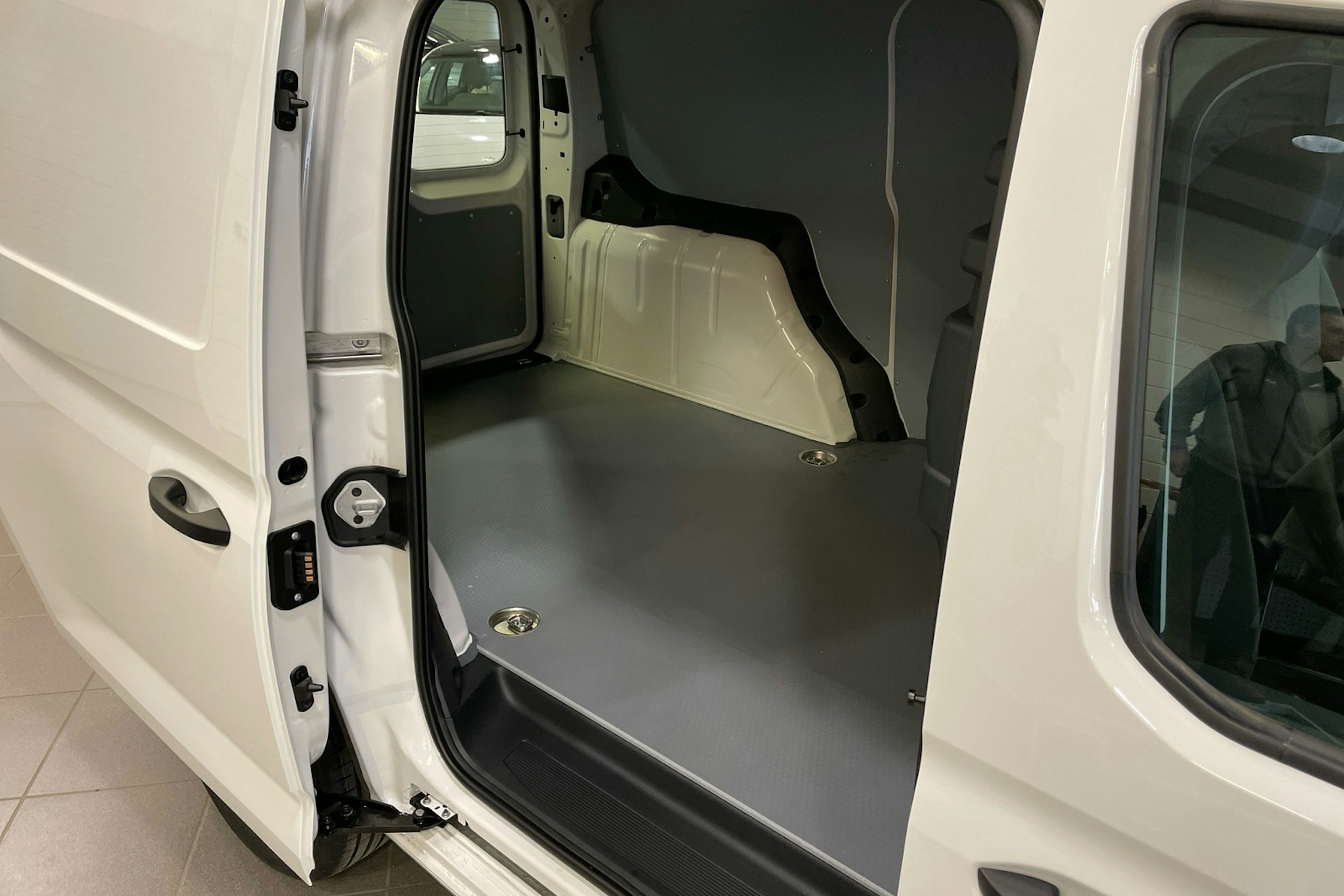 valkoinen Volkswagen Caddy Maxi 2025 kuva 8.