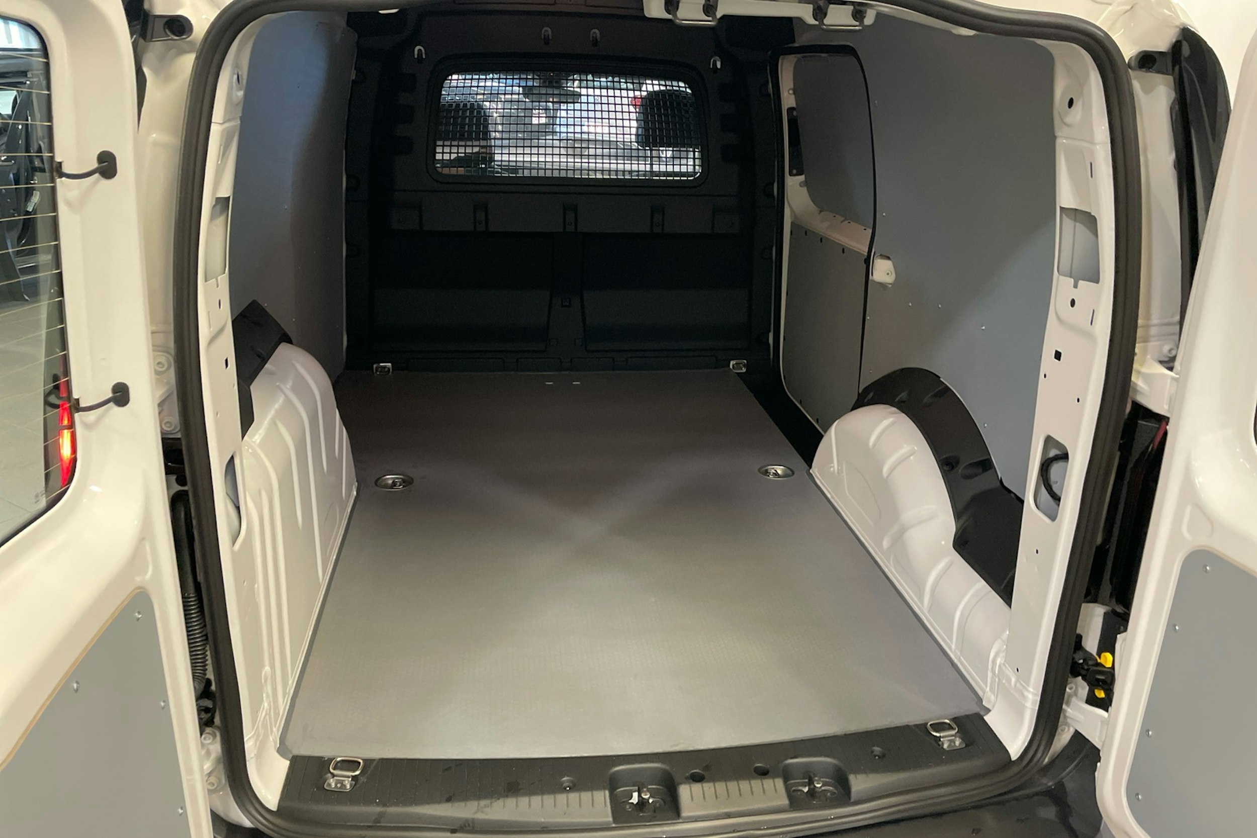 valkoinen Volkswagen Caddy Maxi 2025 kuva 19.